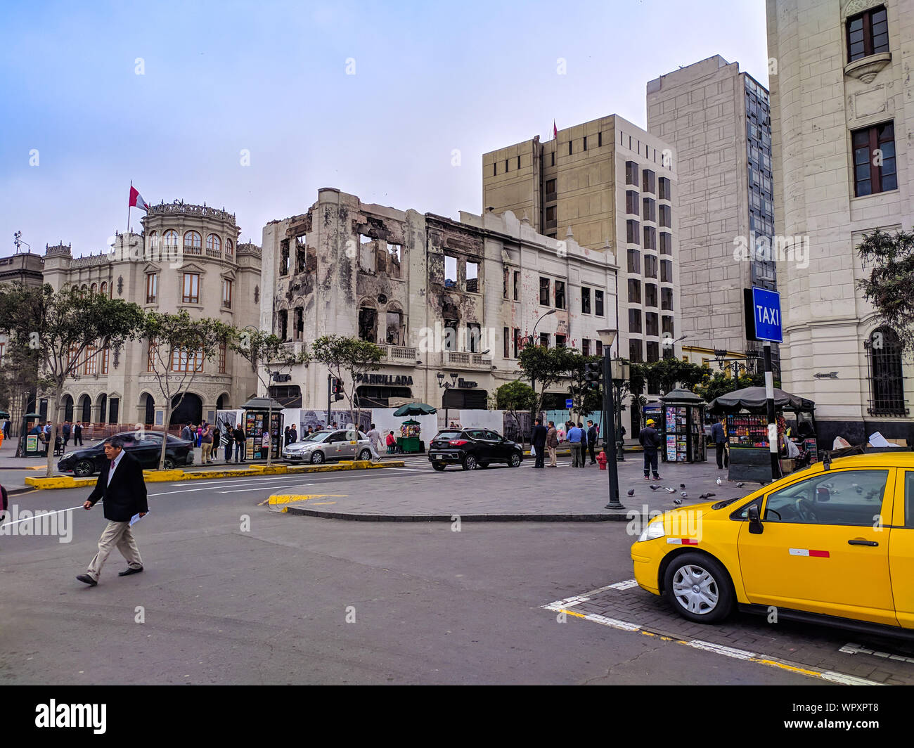Taxistand am Plaza San Martin im alten Zentrum von Lima Stockfoto