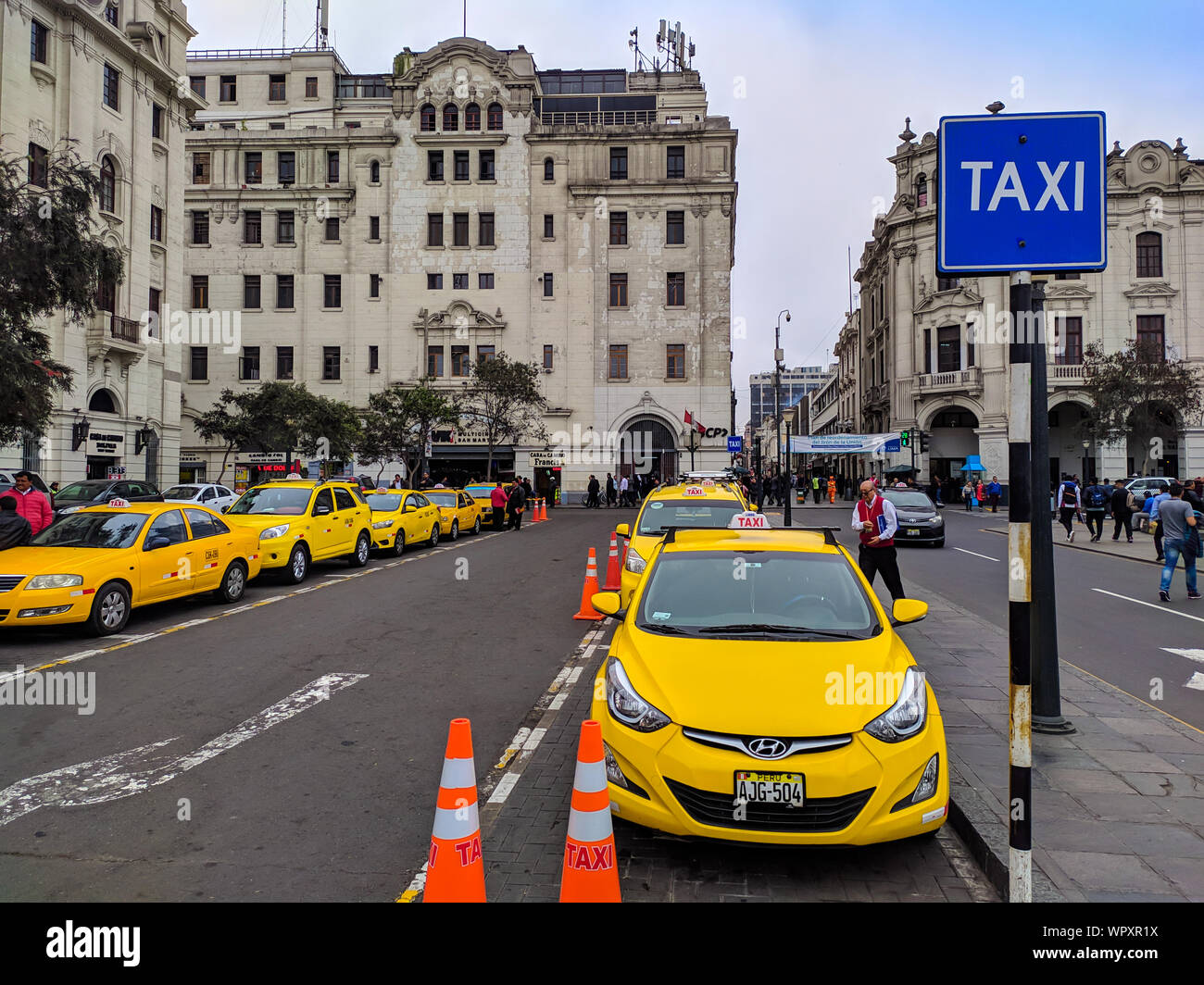 Taxistand am Plaza San Martin im alten Zentrum von Lima Stockfoto