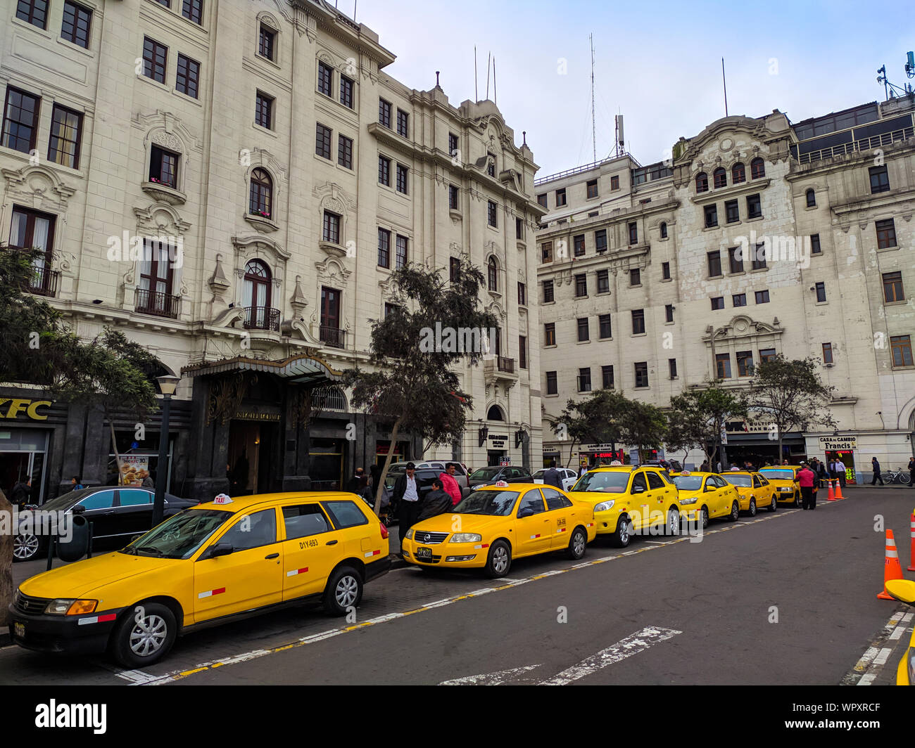 Taxistand am Plaza San Martin im alten Zentrum von Lima Stockfoto