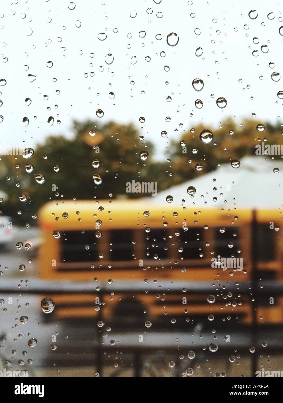 Rain On Bus Window Glass Stockfotos und -bilder Kaufen - Alamy