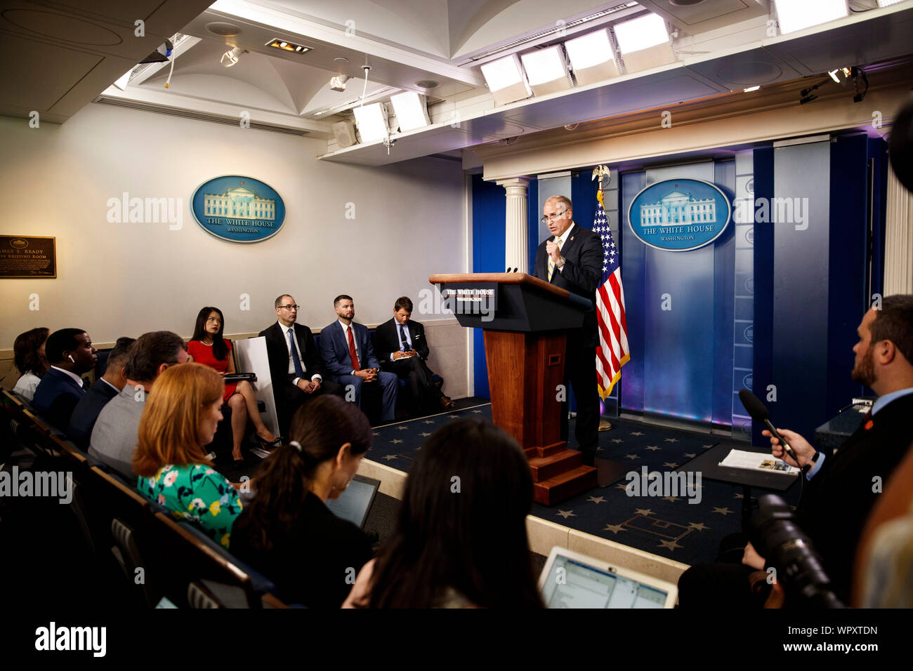 Washington, USA. 9 Sep, 2019. Die Zoll- und Grenzschutzbehörde (CBP) Kommissar Mark Morgan (C) spricht während einer Pressekonferenz im Weißen Haus in Washington, DC, USA, Sept. 9, 2019. In den Vereinigten Staaten festgenommen entfernt 64.000 Menschen gedreht oder an der südlichen Grenze im August, die Registrierung eines dritten Monat in Folge rückläufig, nach einer offiziellen Montag. Credit: Ting Shen/Xinhua Stockfoto