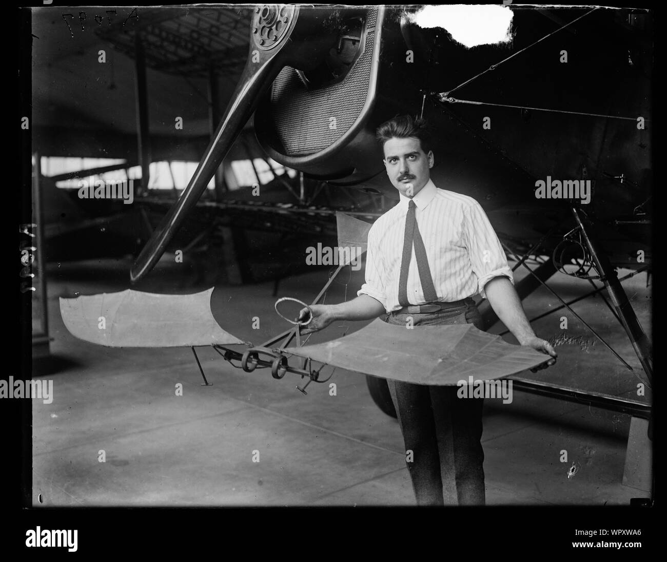 Mann mit dem Flugzeug im Hangar Stockfoto