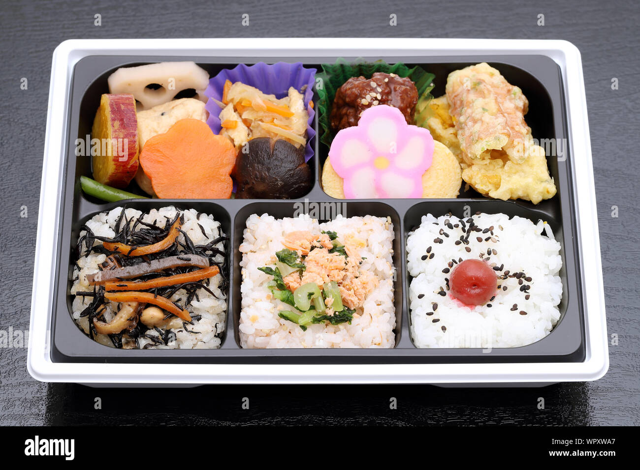 Japanische Makuuchi Bento Lunch auf schwarzem Hintergrund Stockfoto