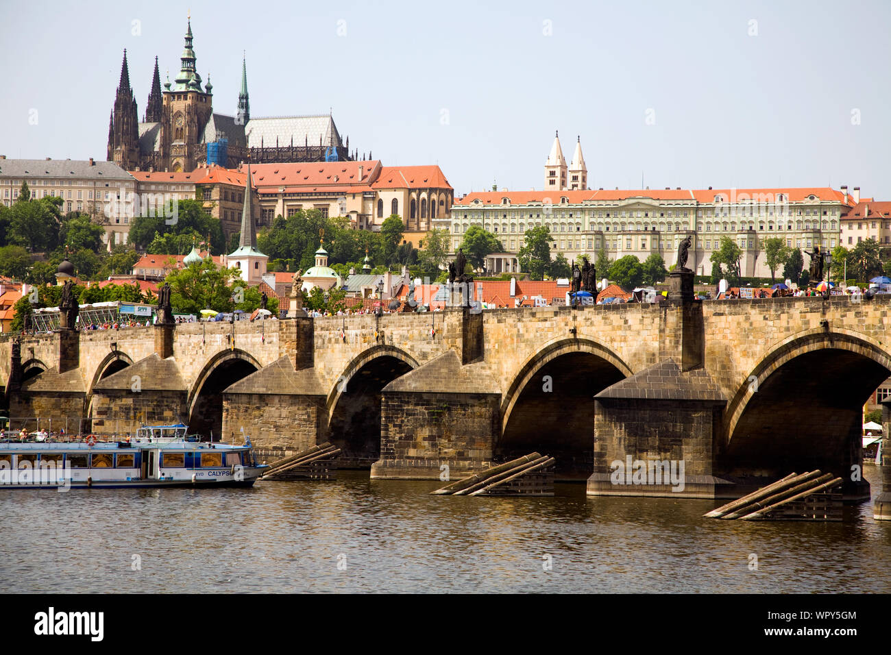 Die Karlsbrücke (Karluv most) mit der Prager Burg im Hintergrund. In Prag in der Tschechischen Republik. Stockfoto