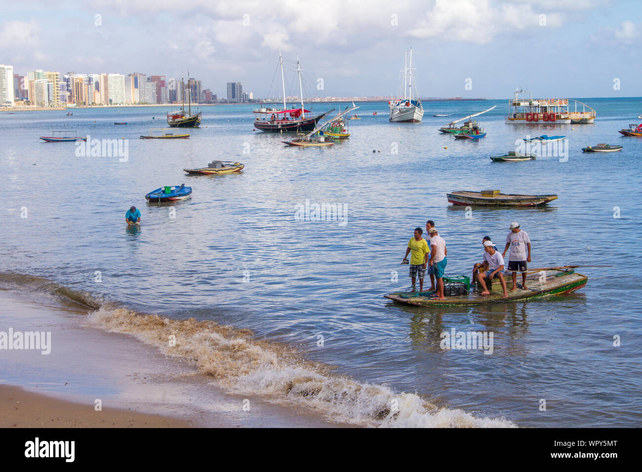Fortaleza, Brasilien - 22. Juni 2015: Querformat von Fortaleza Stadt im Nordosten Brasiliens, das einige Leute kommen Sie mit einem Boot, den Strand, das Meer und die s Stockfoto
