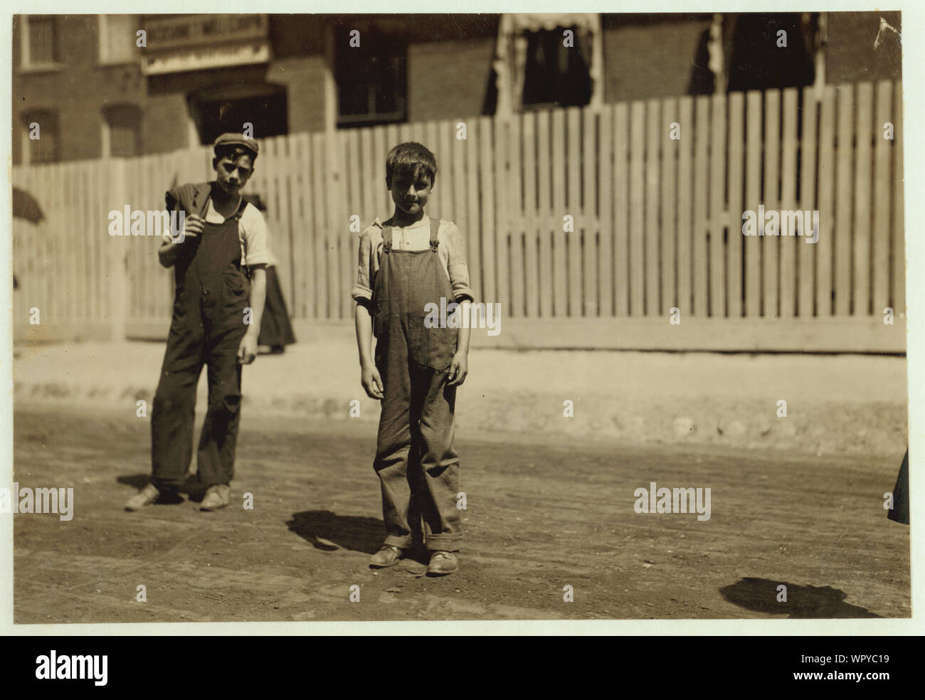 Manuel Joson [d.h., Jason], auf der Abbildung links, 58 erste Straße, Station 5. 18 Jahre alt. Jacintho Mann in der Mitte des Bildes, 1 South Front Street, 15 Jahre alt. Zeugnis - R.K. Conant. Abstract: Fotografien aus den Aufzeichnungen des Nationalen Kinderarbeit Committee (USA) Stockfoto