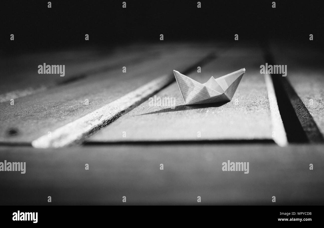 Papier Boot auf Tisch Stockfoto
