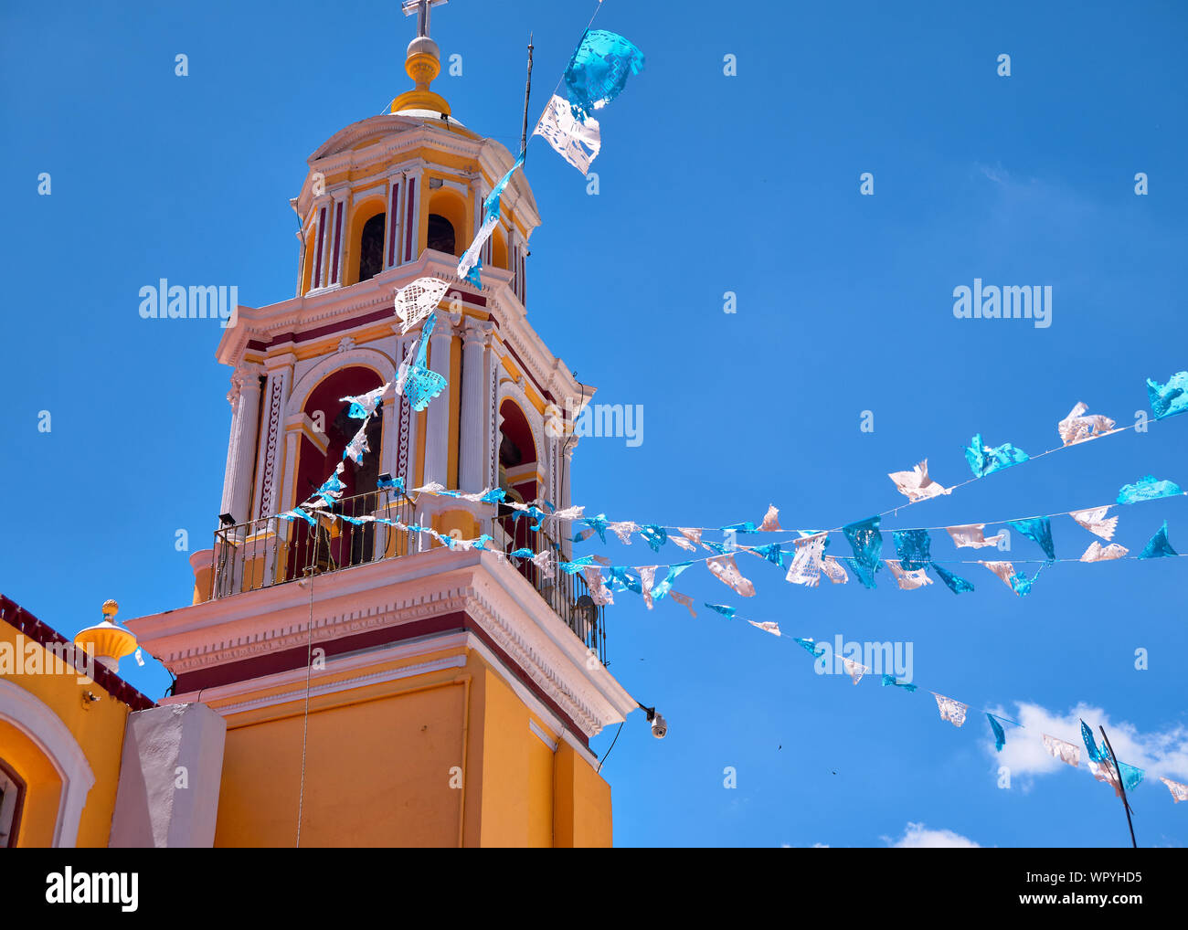 Glockenturm von Heiligtum Unserer Lieben Frau von Abhilfemaßnahmen Heiligtum in San Pedro Cholula mit blauem Himmel Stockfoto