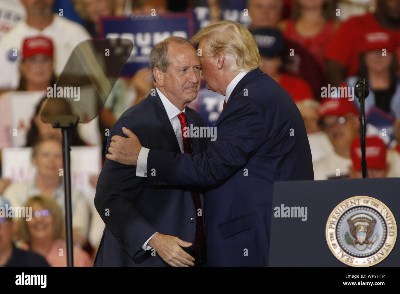 Fayetteville, North Carolina, USA. 9. Sep 2019. Präsident Donald Trump, rechts, umarmt Norden Mausisusi Bezirk Kongreßanwärter Dan Bishop in Amerika großen Kundgebung in Fayetteville, North Carolina Halten am 9. September 2019. Foto von Nell Redmond/UPI. Quelle: UPI/Alamy leben Nachrichten Stockfoto