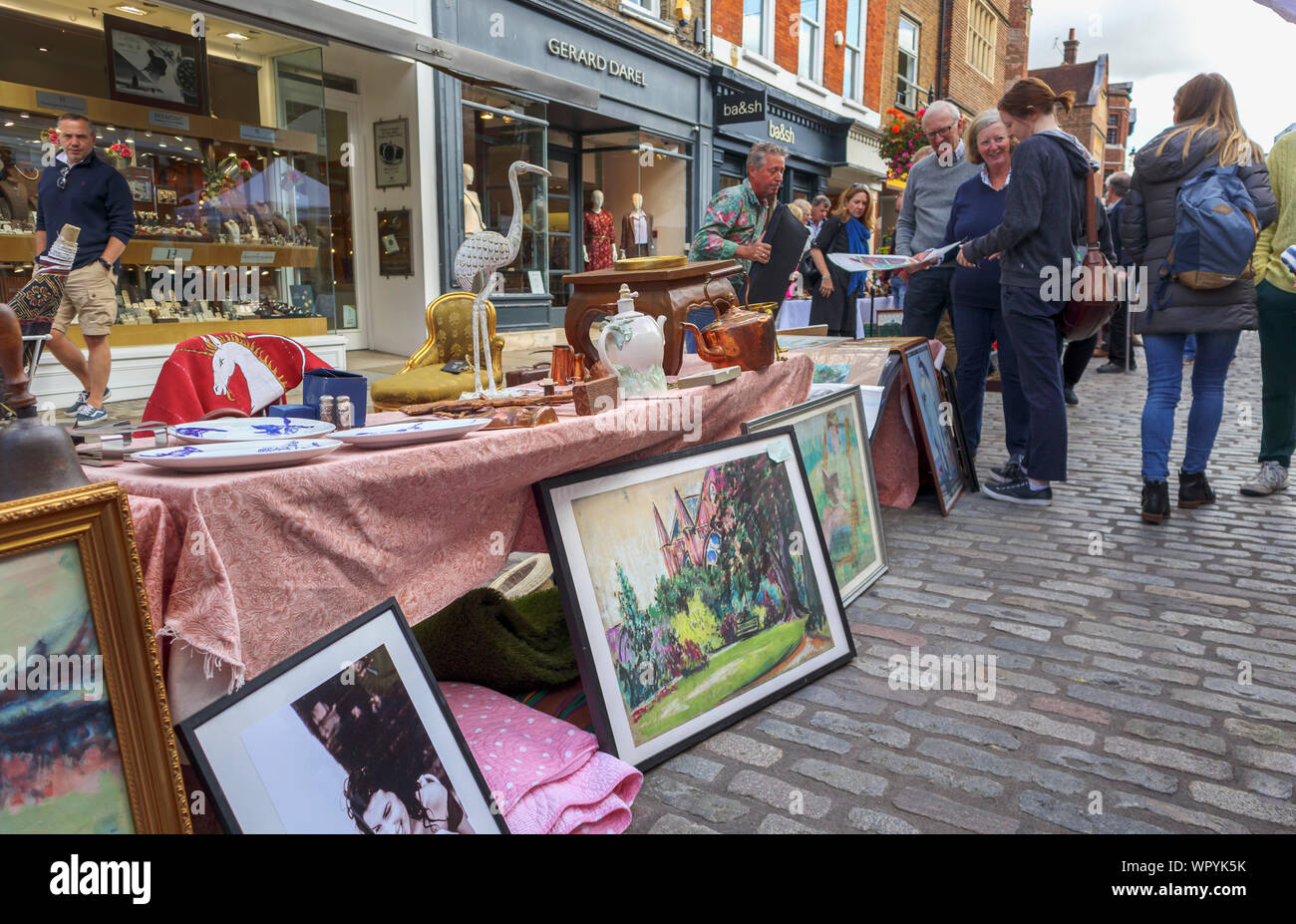Mit einer Anzeige von Bildern und ephemera in Guildford Antike & Brocante Street Market, High Street, Guildford, Surrey, Südosten, England, Grossbritannien Abschaltdruck Stockfoto