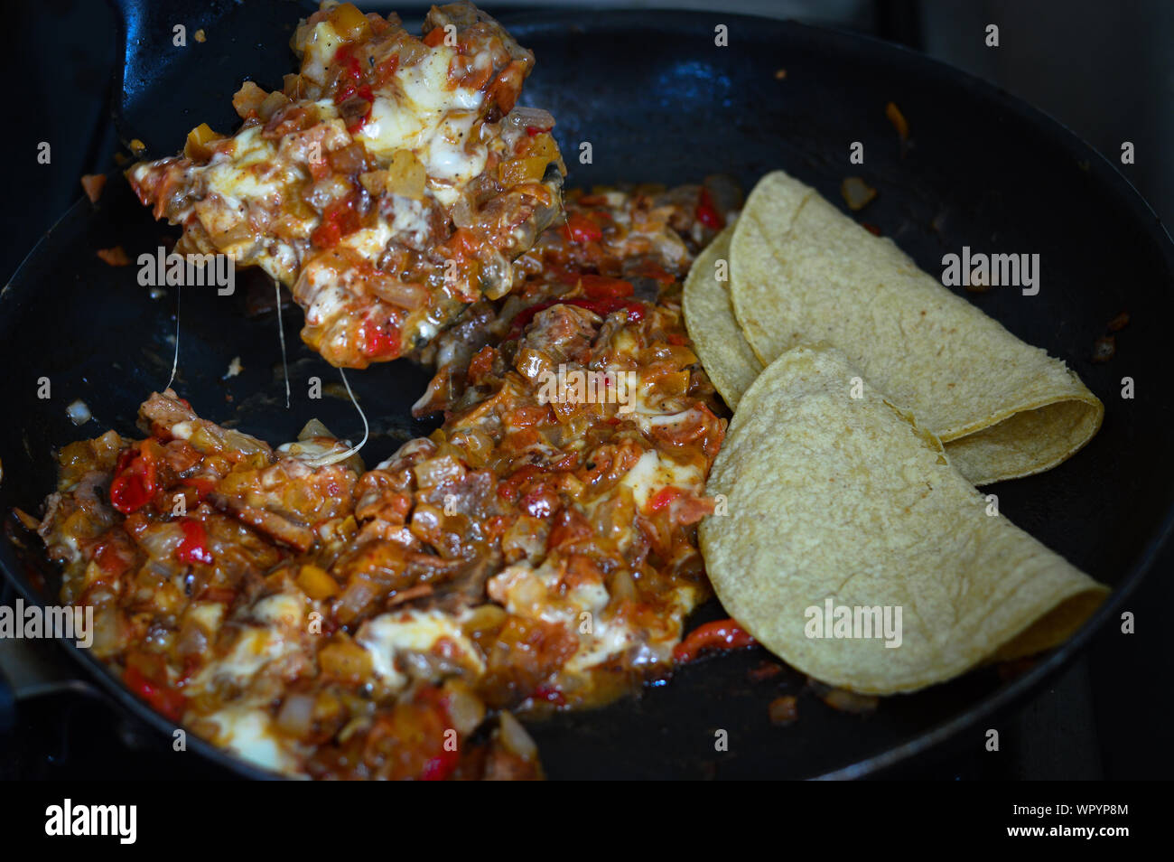 Authentische mexikanische Küche, Tacos de alambre (Steak, Tomate, Speck, Zwiebeln und Käse) Stockfoto