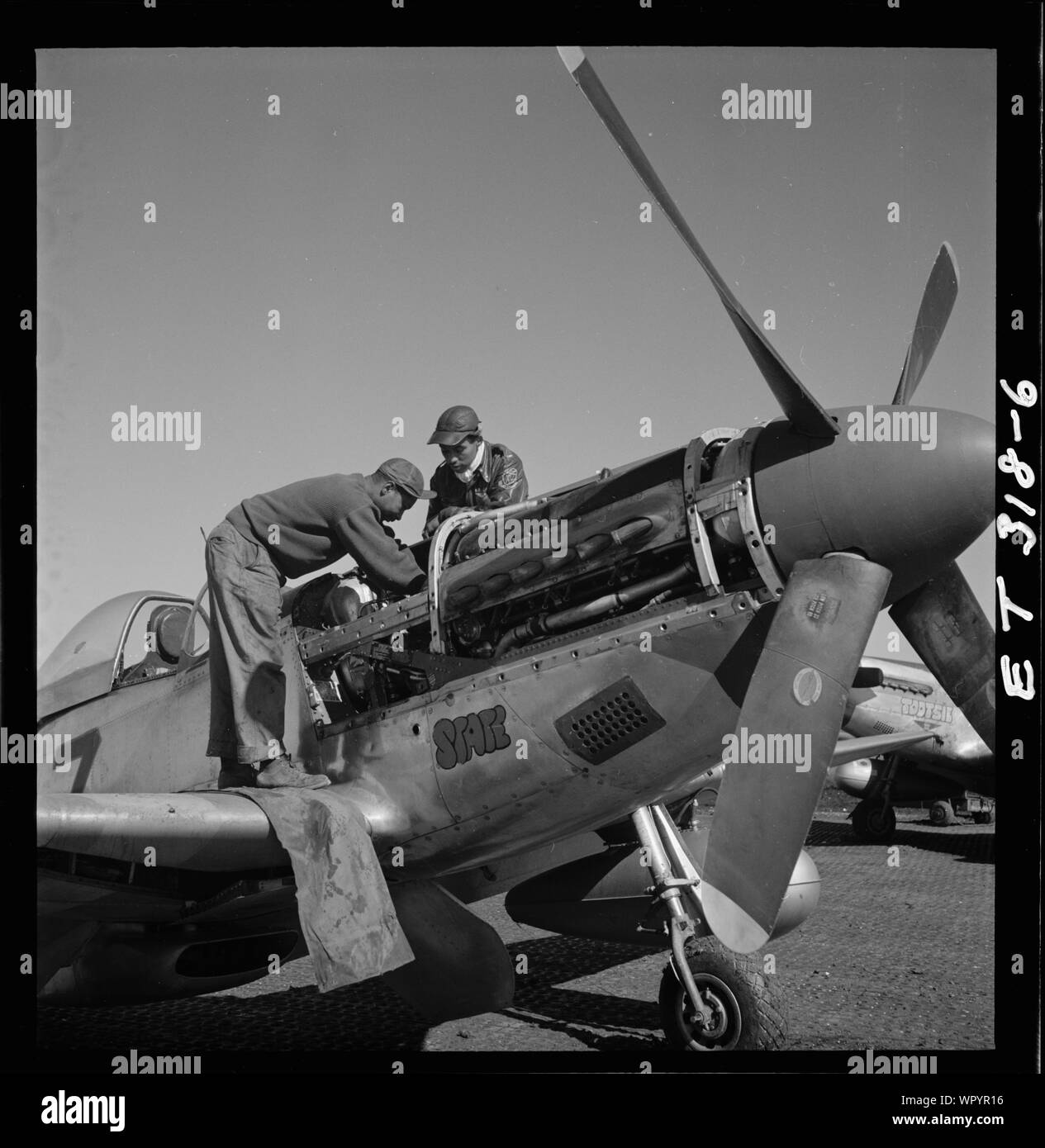 [Tuskegee Airmen Marcellus G. Smith und Roscoe C. Braun, Ramitelli, Italien, März 1945]; Foto zeigt von links nach rechts, von Marcellus G. Smith, Louisville, Kentucky, und Roscoe C. Braun, New York, NY Klasse 44-C. P-SC #11, Tootsie, im Hintergrund wurde in Lowell Verwalter zugewiesen. Ramitelli, Italien, März 1945. (Quelle: Tuskegee Airmen 332 Fighter Group Piloten.); Stockfoto
