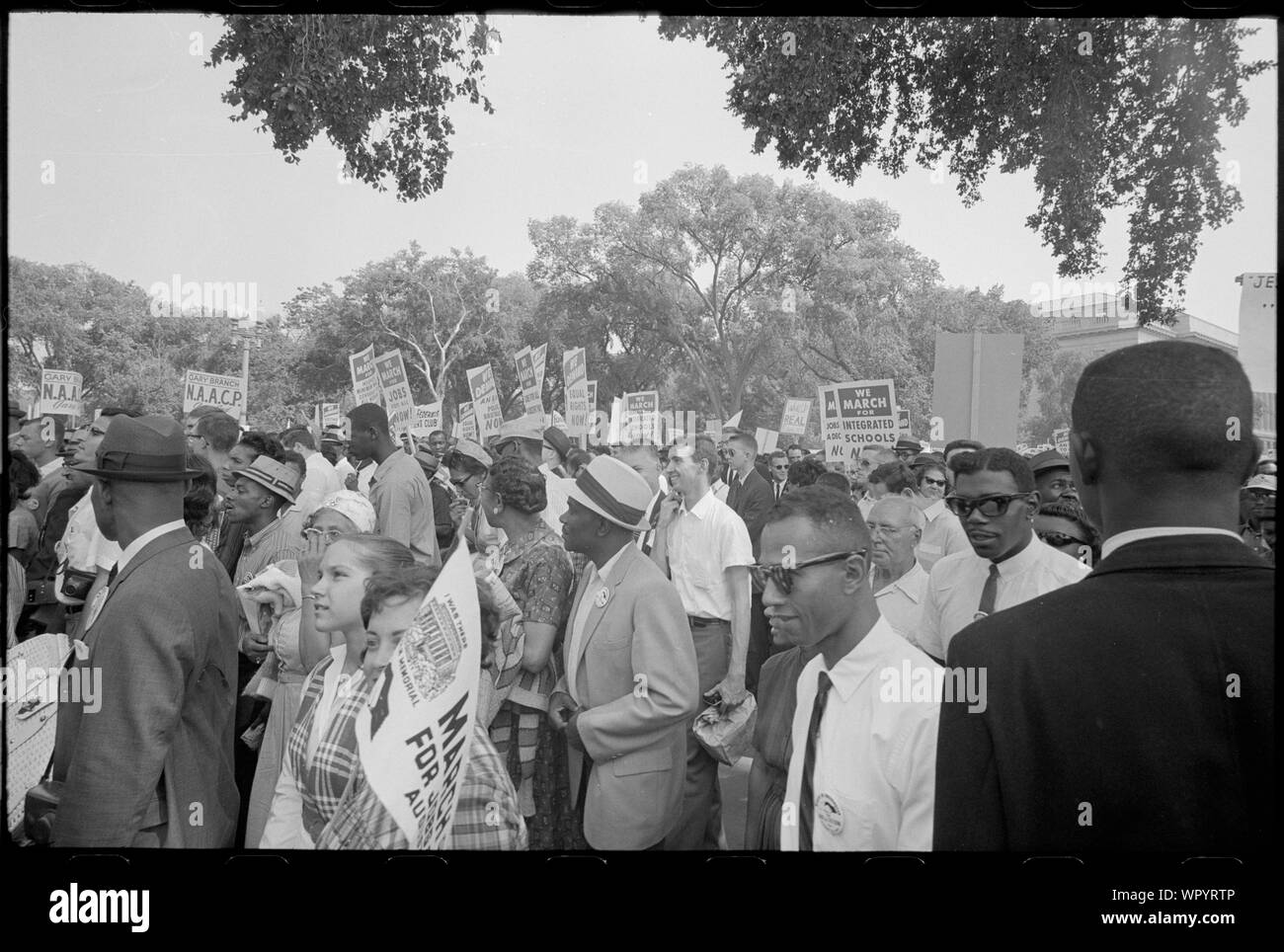 [Demonstranten von der Seite gesehen, während des Marsches auf Washington, 1963]; [Demonstranten von der Seite gesehen, während des Marsches auf Washington, 1963]; Stockfoto