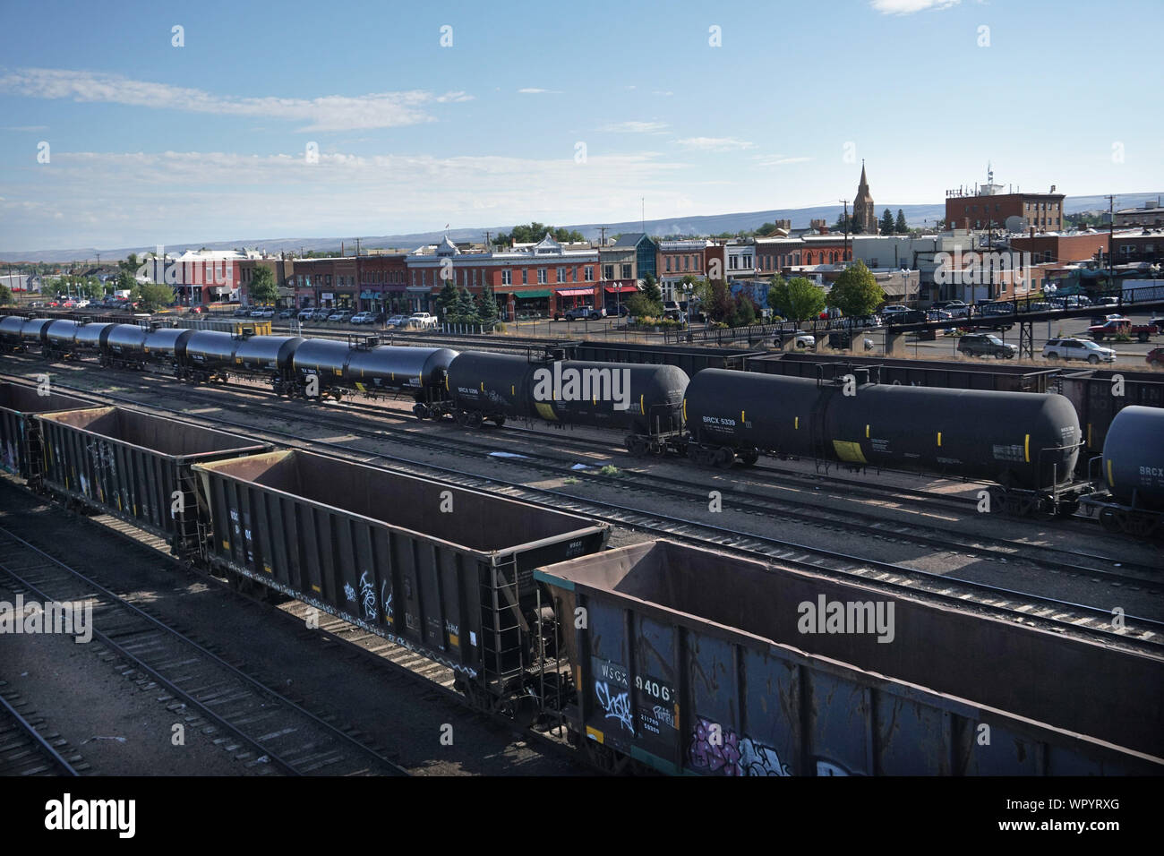 Leer Eisenbahn Kohle Autos und Eisenbahnkesselwagen in der Union Pacific Rail Yard in Laramie, Wyoming Foto von Dennis Brack Stockfoto