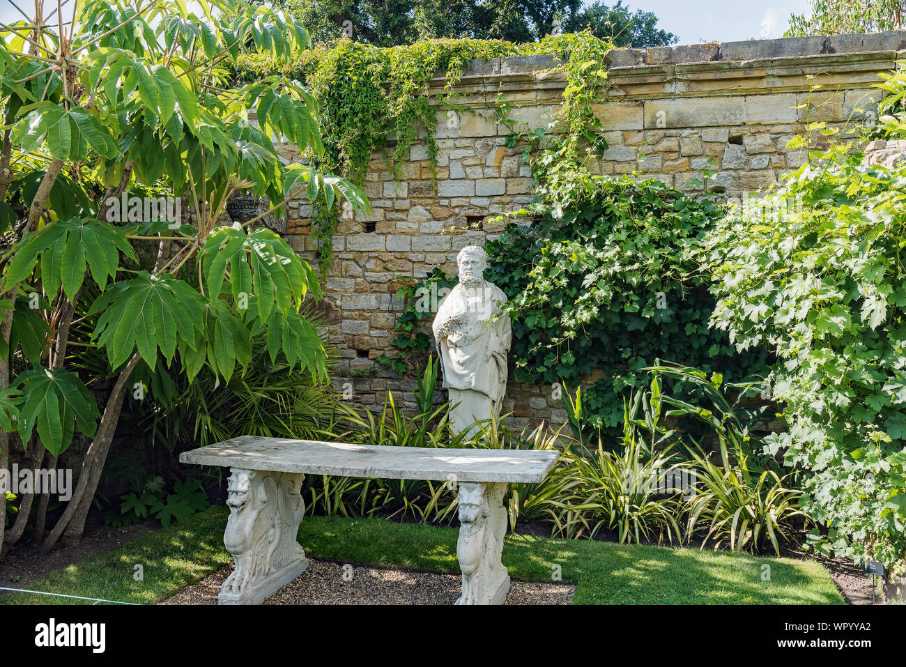 Pompejanischen Wand Marmorstatue und Sitzbank - italienische Garten, Hever Castle, Großbritannien Stockfoto