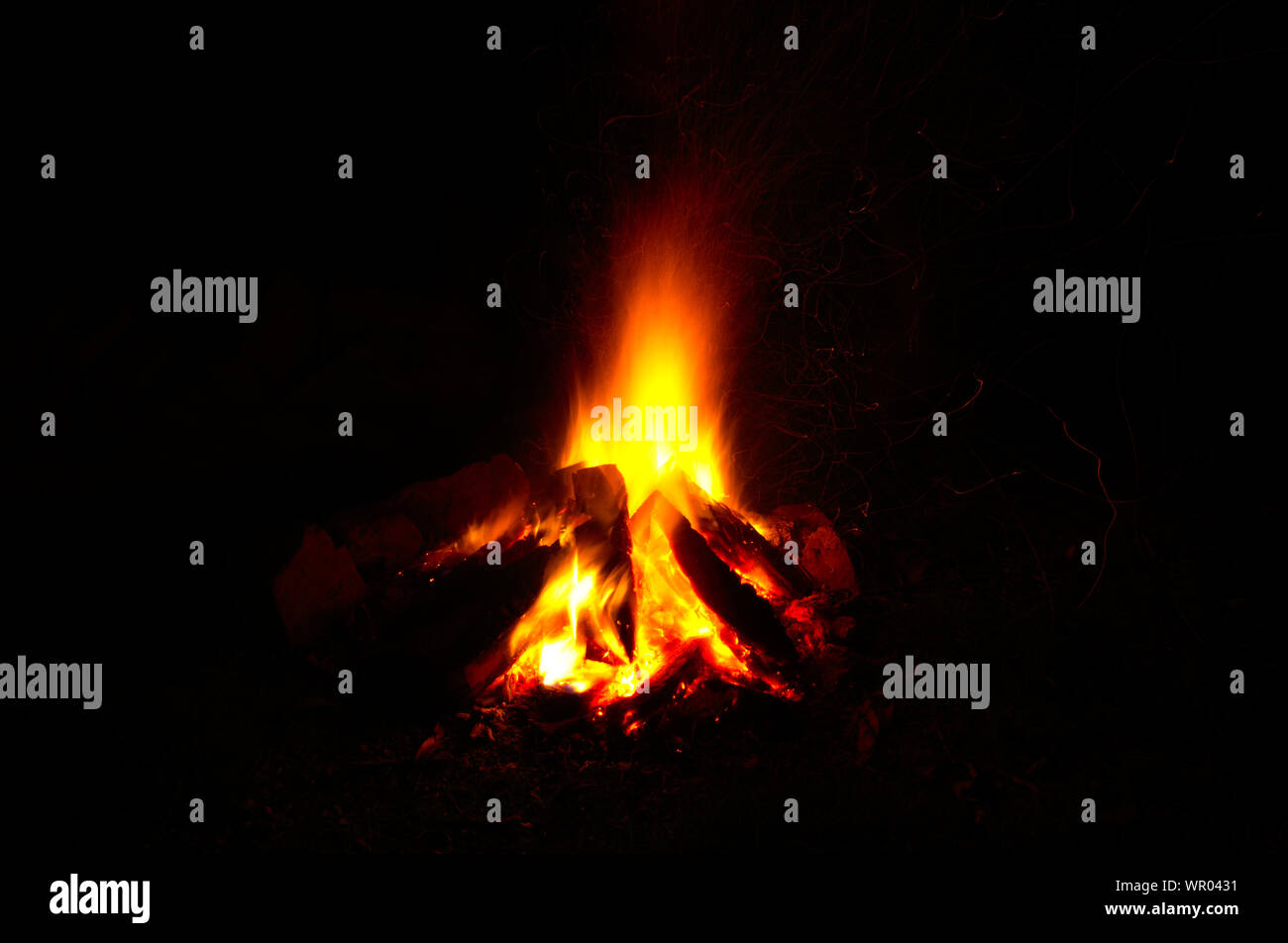 Die Flammen der Lagerfeuer Verbrennen von Holz Stockfoto