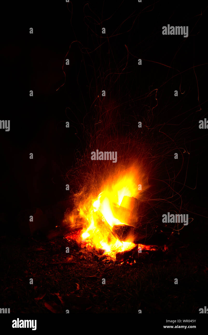 Die Flammen der Lagerfeuer Verbrennen von Holz Stockfoto