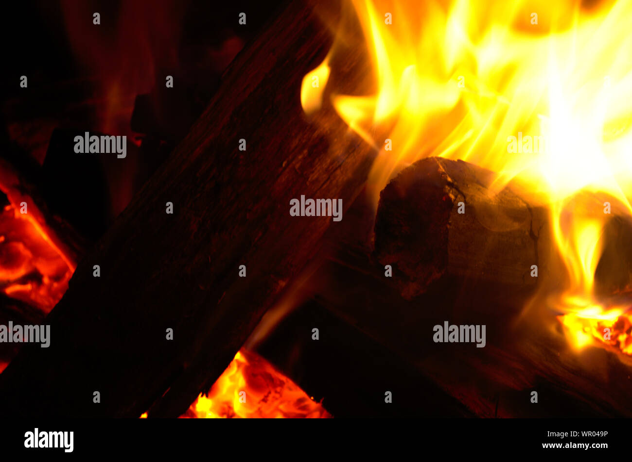 Die Flammen der Lagerfeuer Verbrennen von Holz Stockfoto