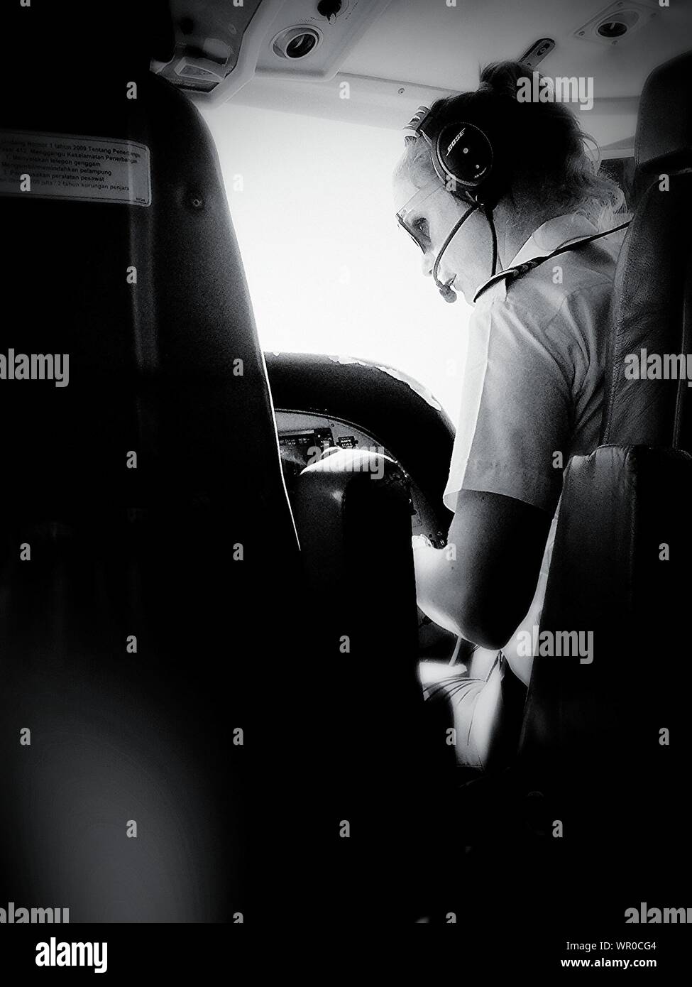 Female pilot cockpit -Fotos und -Bildmaterial in hoher Auflösung – Alamy