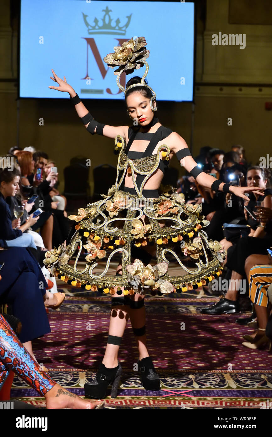 Eine weibliche Modell Spaziergänge für Designer Mario und Jorge an der New York Art Showcase SS-20 während der New York Fashion Week (5635). Stockfoto