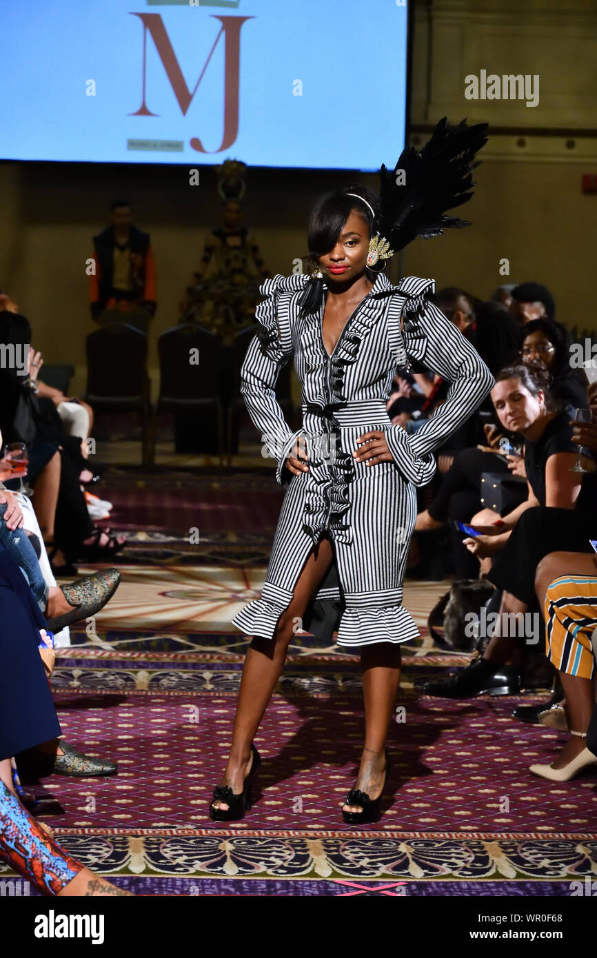 Eine weibliche Modell Spaziergänge für Designer Mario und Jorge an der New York Art Showcase SS-20 während der New York Fashion Week (5661). Stockfoto