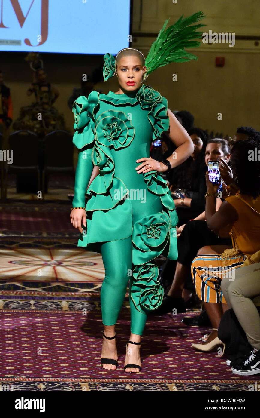 Eine weibliche Modell Spaziergänge für Designer Mario und Jorge an der New York Art Showcase SS-20 während der New York Fashion Week (5683). Stockfoto