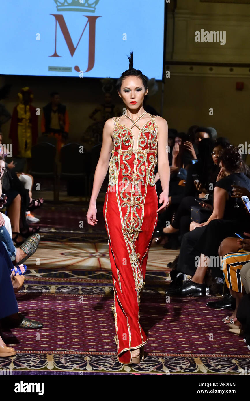 Eine weibliche Modell Spaziergänge für Designer Mario und Jorge an der New York Art Showcase SS-20 während der New York Fashion Week (5707). Stockfoto