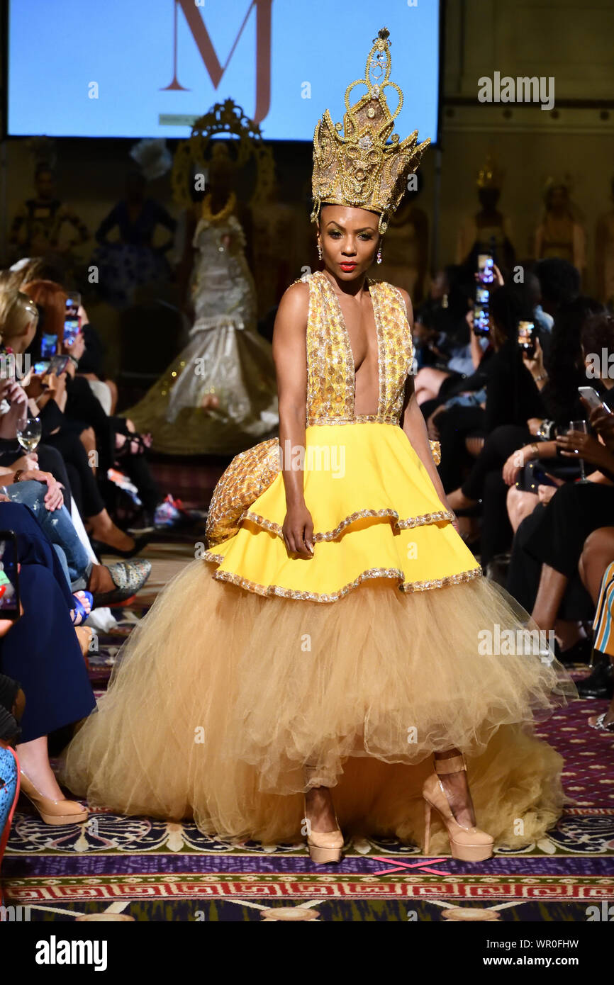 Eine weibliche Modell Spaziergänge für Designer Mario und Jorge an der New York Art Showcase SS-20 während der New York Fashion Week (5971). Stockfoto