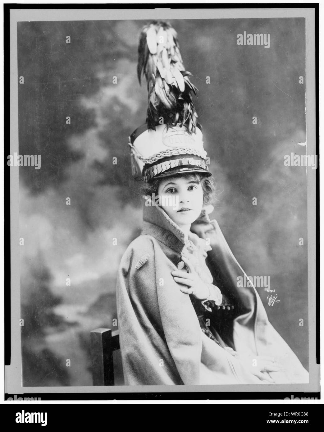 Marguerite Clark, Brustbild, Sitzen, front, tragen einheitliche Stockfoto