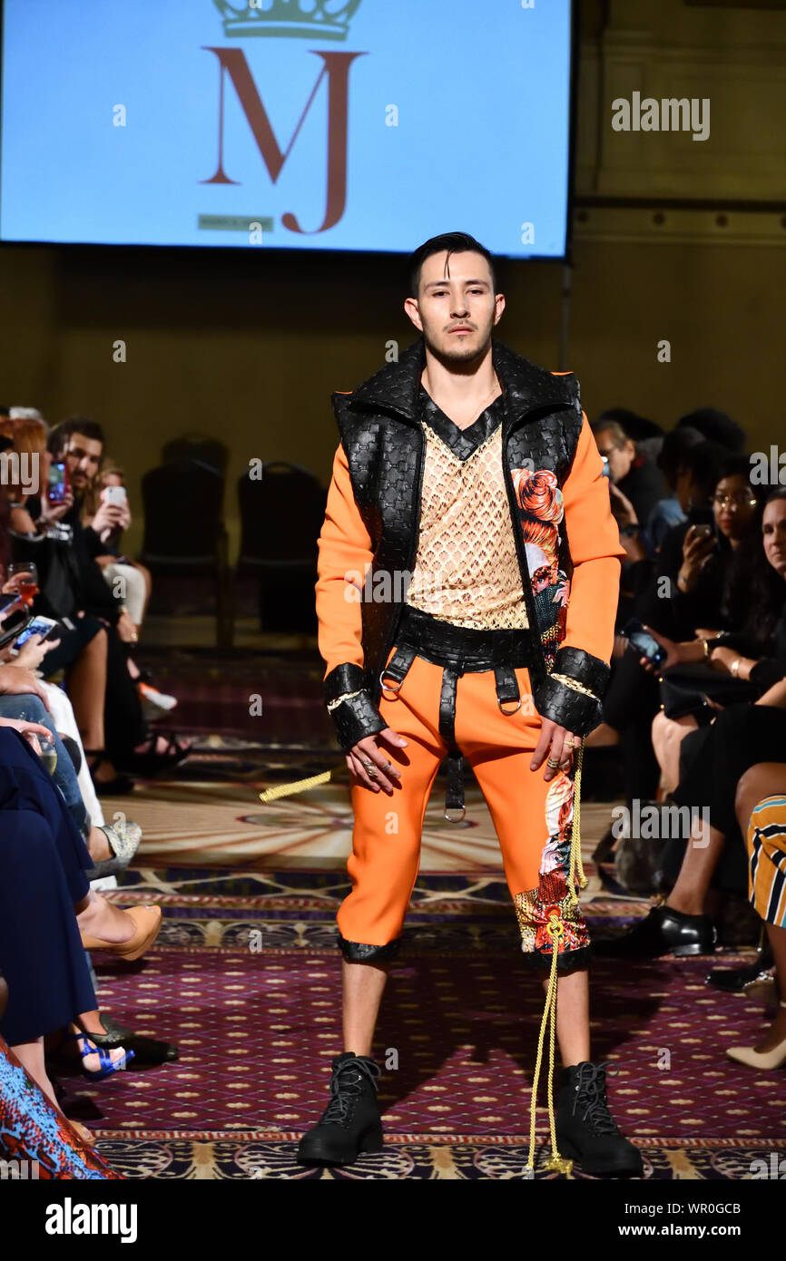 Ein männliches Modell Spaziergänge für Designer Mario und Jorge an der New York Art Showcase SS-20 während der New York Fashion Week (5644) Stockfoto