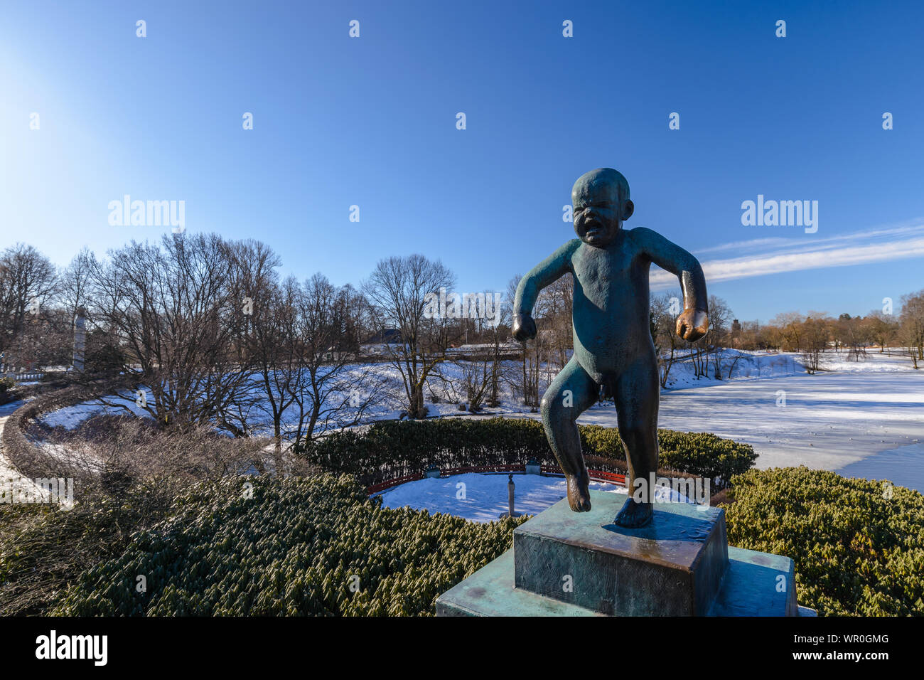 Oslo, Norwegen - 6. April 2018: Oslo Winter Landschaft am berühmten Wütend Boy Statue in Vigeland Skulpturenpark Stockfoto