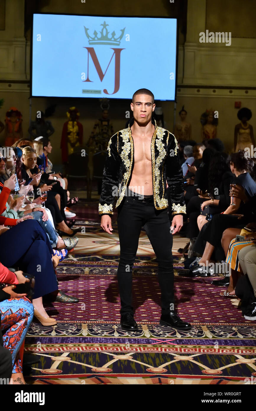 Ein männliches Modell Spaziergänge für Designer Mario und Jorge an der New York Art Showcase SS-20 während der New York Fashion Week (5878) Stockfoto