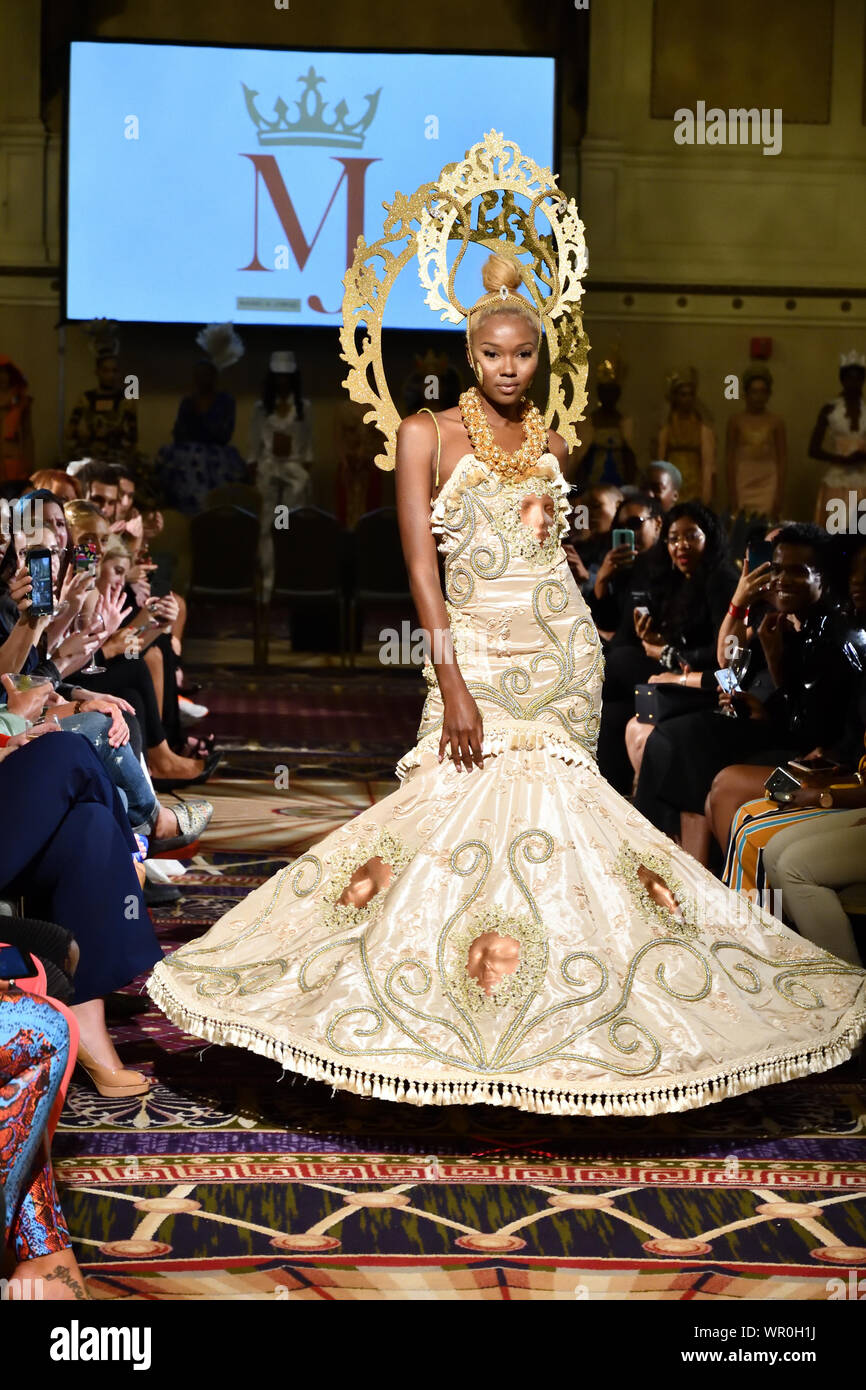 Eine weibliche Modell Spaziergänge für Designer Mario und Jorge an der New York Art Showcase SS-20 während der New York Fashion Week (5984). Stockfoto