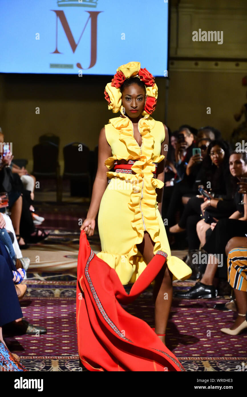 Eine weibliche Modell Spaziergänge für Designer Mario und Jorge an der New York Art Showcase SS-20 während der New York Fashion Week (5653). Stockfoto