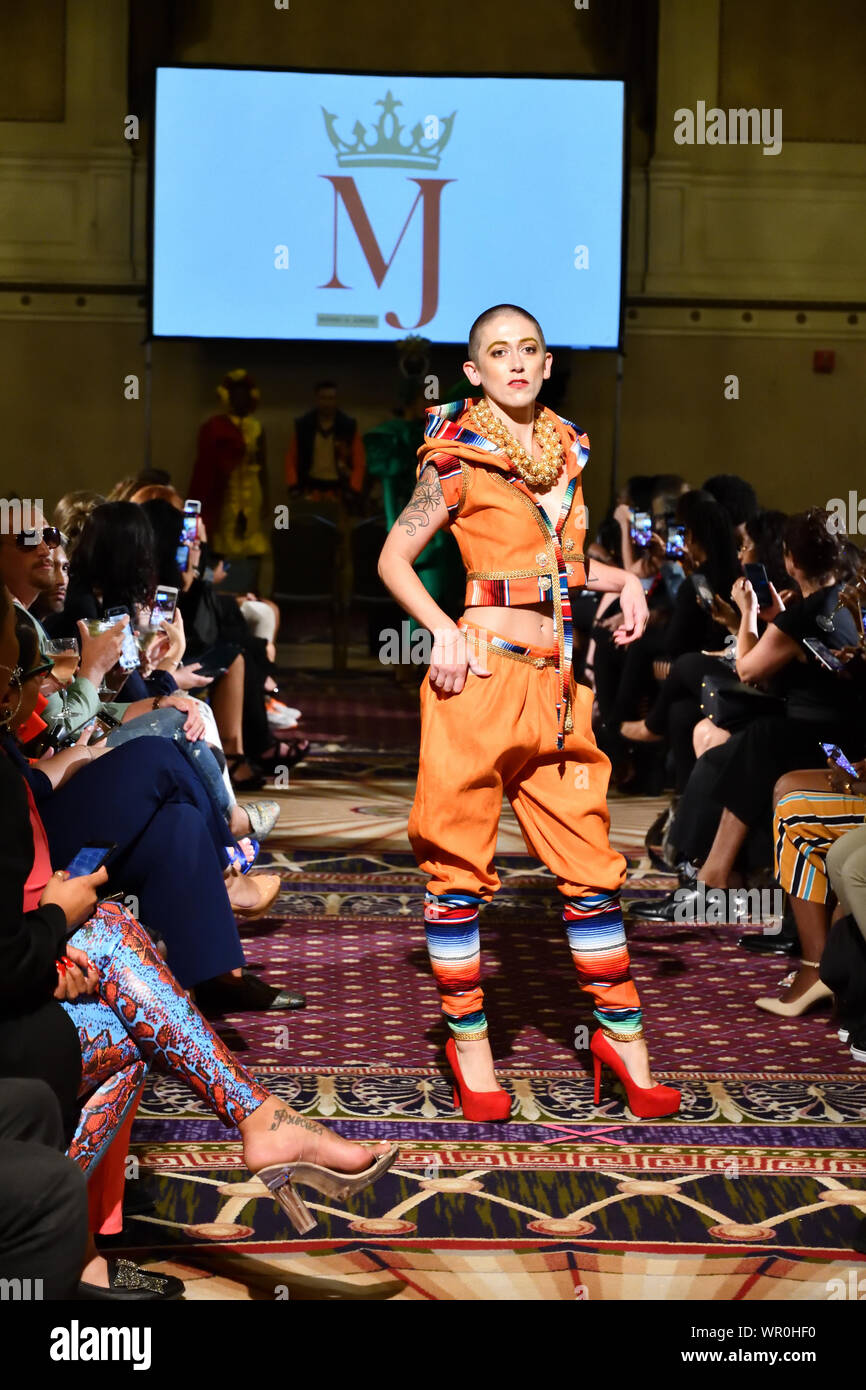 Eine weibliche Modell Spaziergänge für Designer Mario und Jorge an der New York Art Showcase SS-20 während der New York Fashion Week (5678). Stockfoto