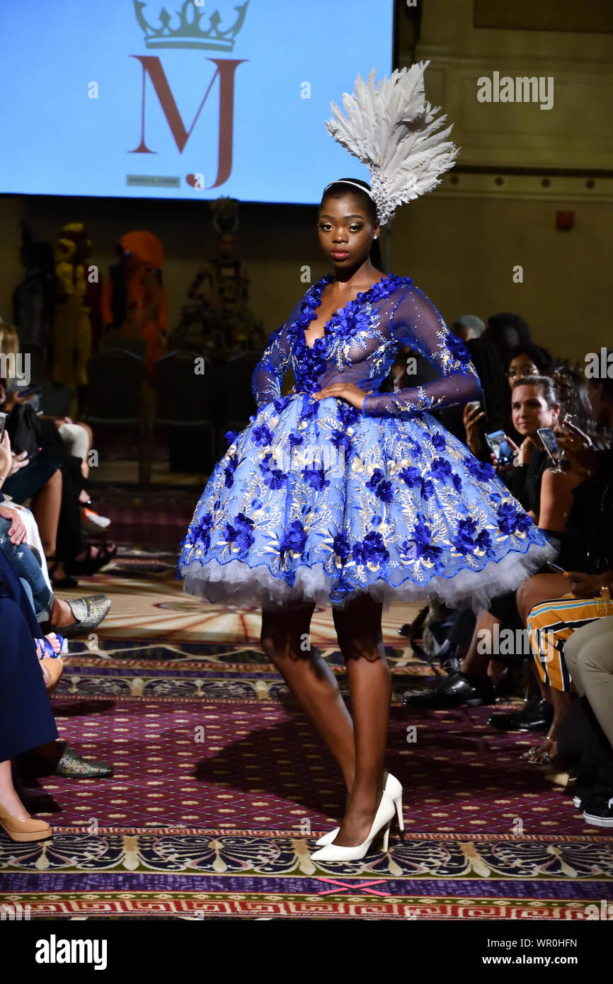 Eine weibliche Modell Spaziergänge für Designer Mario und Jorge an der New York Art Showcase SS-20 während der New York Fashion Week (5689). Stockfoto