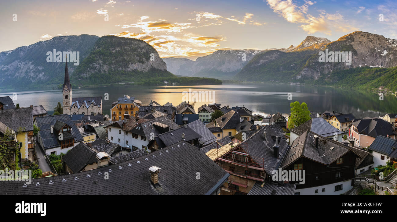 Hallstatt, Österreich, sunrise panorama Natur Landschaft von Hallstatt Dorf mit Blick auf den See und die Berge Stockfoto