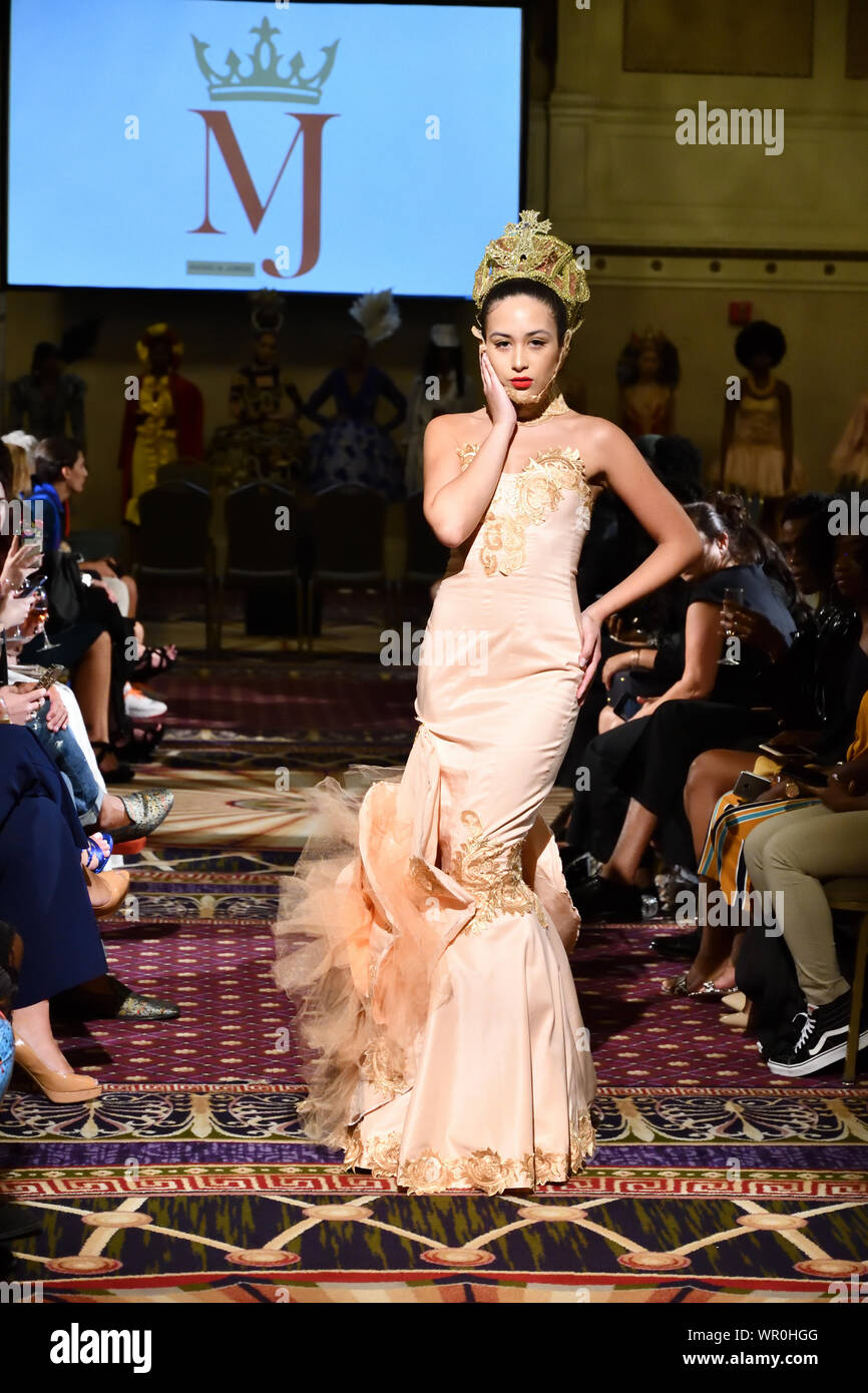 Eine weibliche Modell Spaziergänge für Designer Mario und Jorge an der New York Art Showcase SS-20 während der New York Fashion Week (5811). Stockfoto