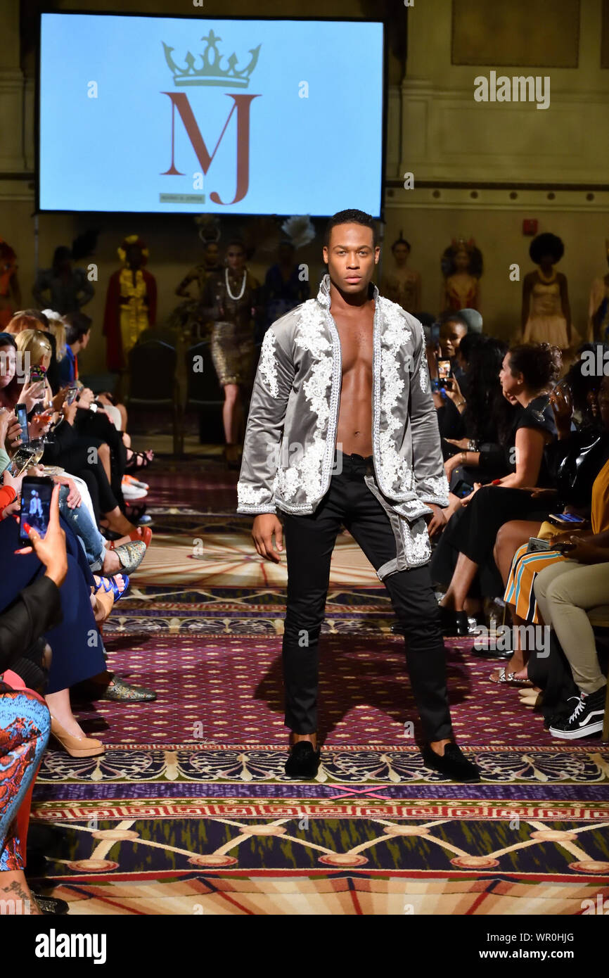 Ein männliches Modell Spaziergänge für Designer Mario und Jorge an der New York Art Showcase SS-20 während der New York Fashion Week (5894) Stockfoto