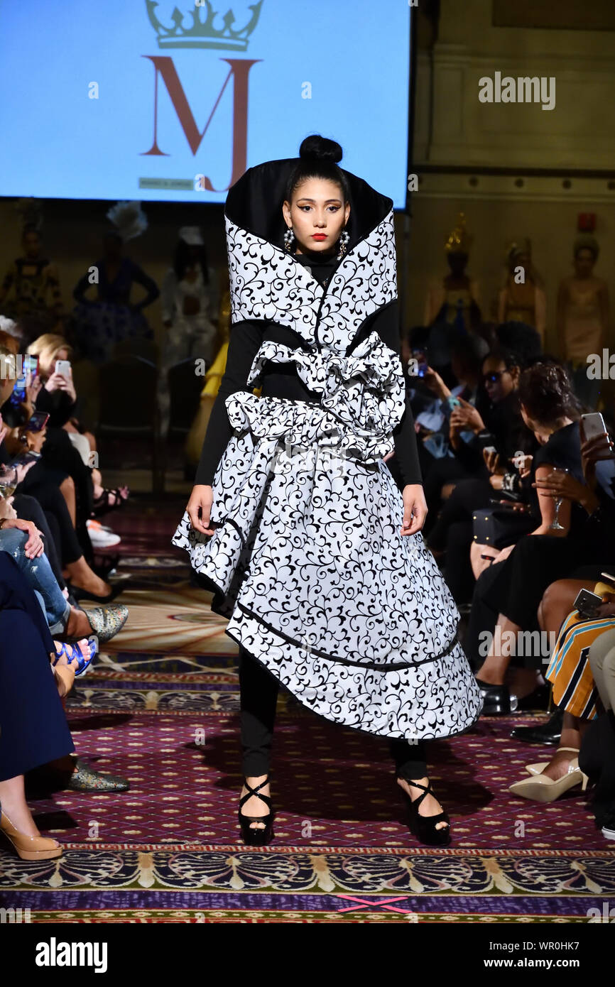 Eine weibliche Modell Spaziergänge für Designer Mario und Jorge an der New York Art Showcase SS-20 während der New York Fashion Week (5947). Stockfoto