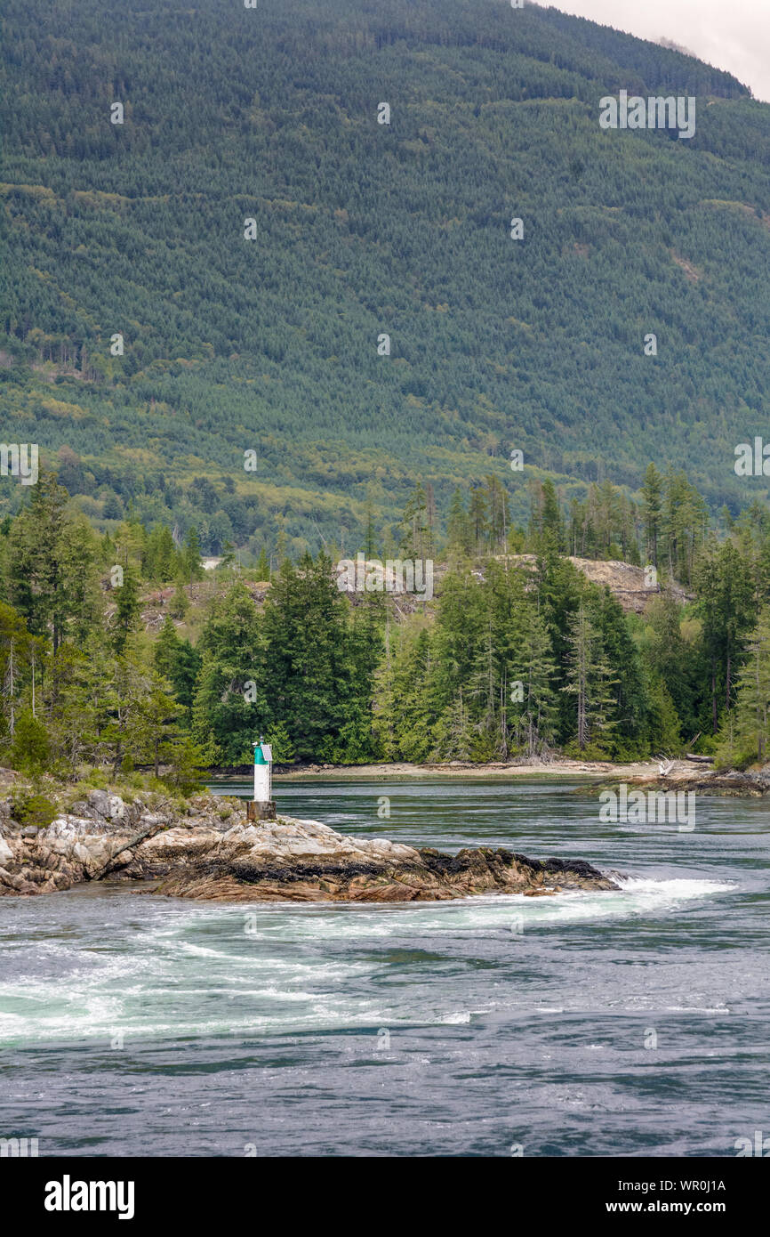 Turbulent, schnelle und gefährliche Gezeiten rapids bei Flut, North Point, Skookumchuck Narrows, British Columbia, Kanada. Stockfoto