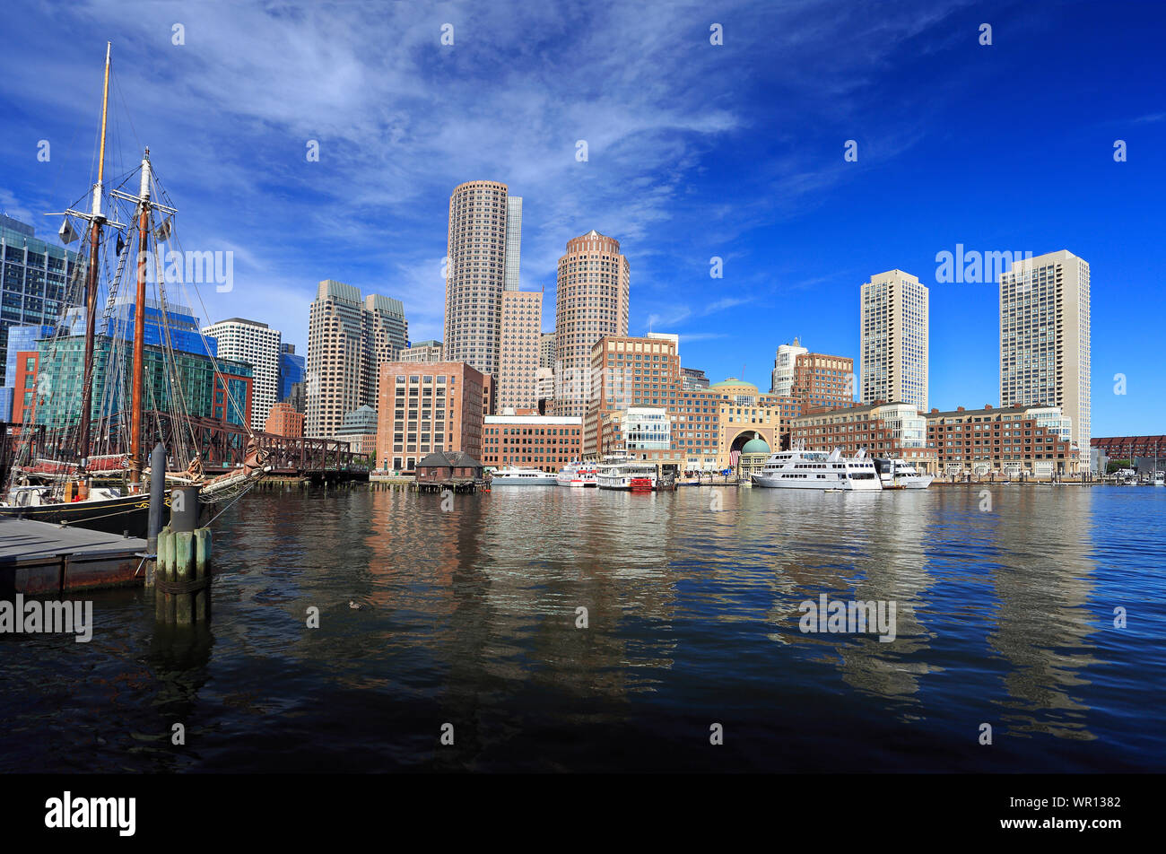 Boston Skyline mit Wolkenkratzern Reflexionen über den Ozean, Massachusetts, USA Stockfoto