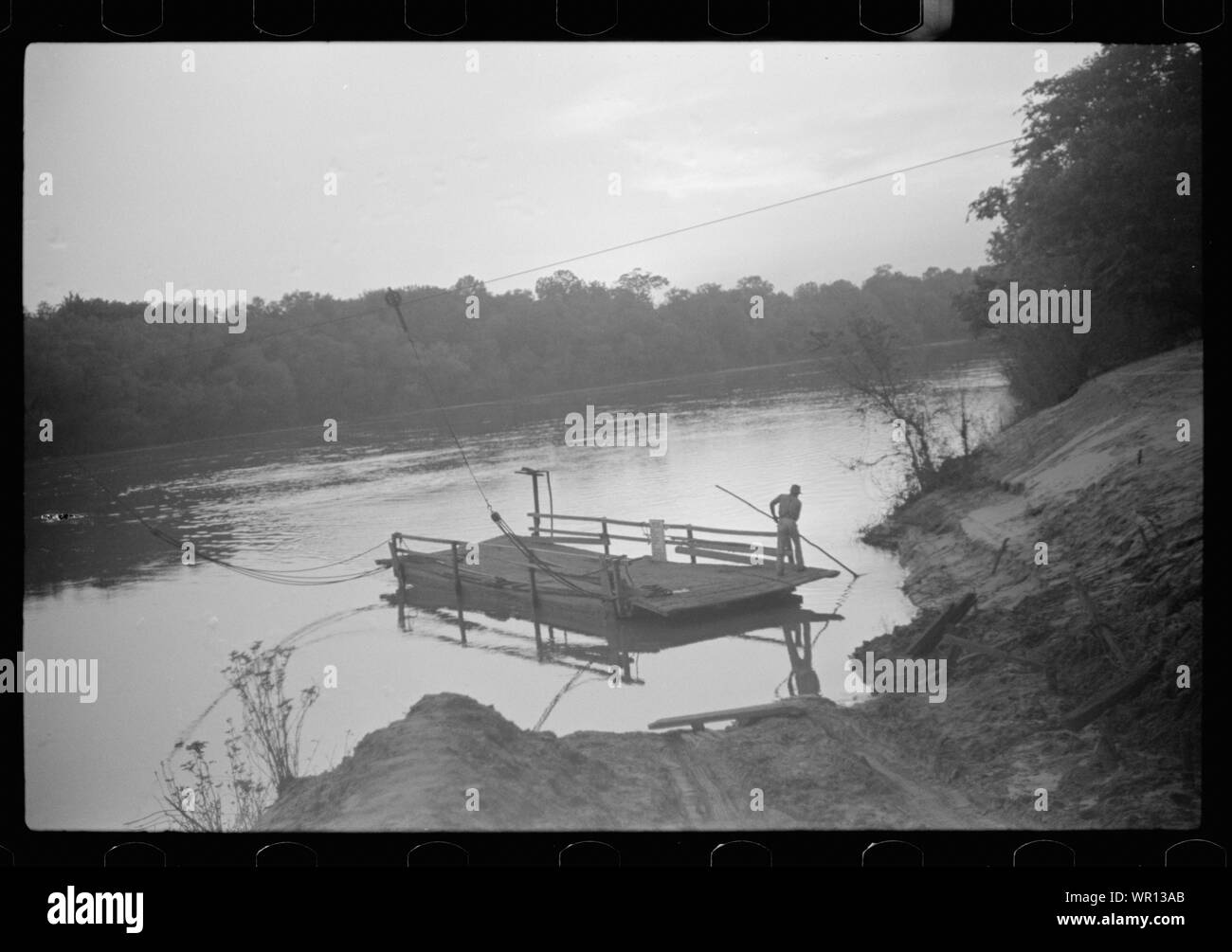 Alte Kabel Fähre zwischen Camden und Gees Schlaufe, Alabama, von Marion Post Wolcott für die Farm Security Administration.; Stockfoto Alte Kabel Fähre zwischen Camden und Gees Schlaufe, Alabama, von Marion Post Wolcott für die Farm Security Administration.; Stockfoto