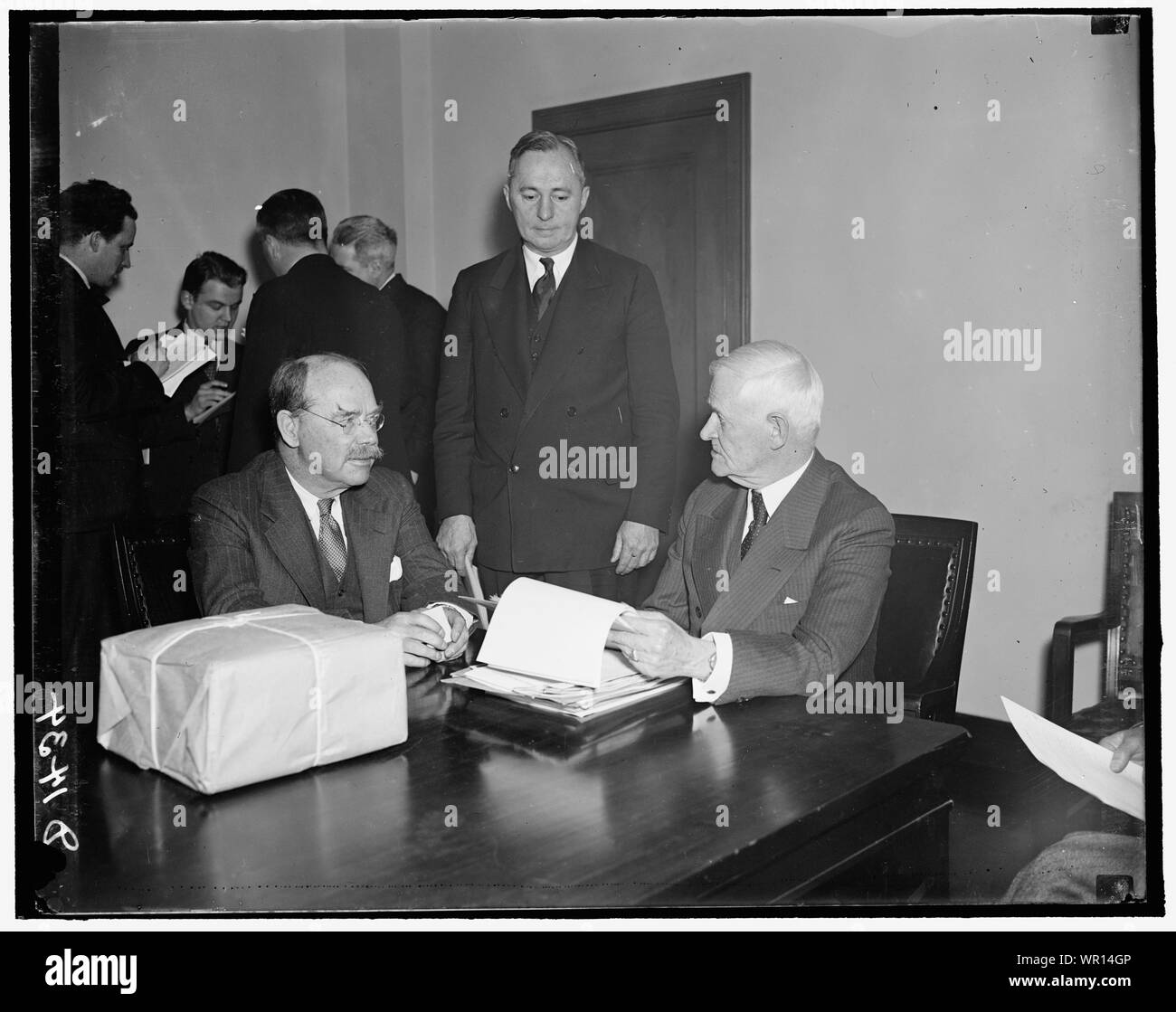 Die Kommission eröffnet, um Angebote für neue Kombination Passagier- und Cargo Liner. Washington, D.C., den 1. April. Der erste große Schritt in der Weiterentwicklung des Amerikanischen Handelsflotte, die neue Federal Maritime Commission Gebote heute für den Bau einer Kombination Passagier- und Cargo liner der SS Leviathan in transatlantischen Service ersetzen geöffnet. Die Angebote wurden im Rahmen der 1936 Merchant Marine Act, der festlegt, dass die Pläne müssen alle neuesten Sicherheit und nationale Verteidigung gehören. Der Krieg und die Marine Abteilungen haben beantragt, dass der Leviathan als militärische Auxil beibehalten werden Stockfoto