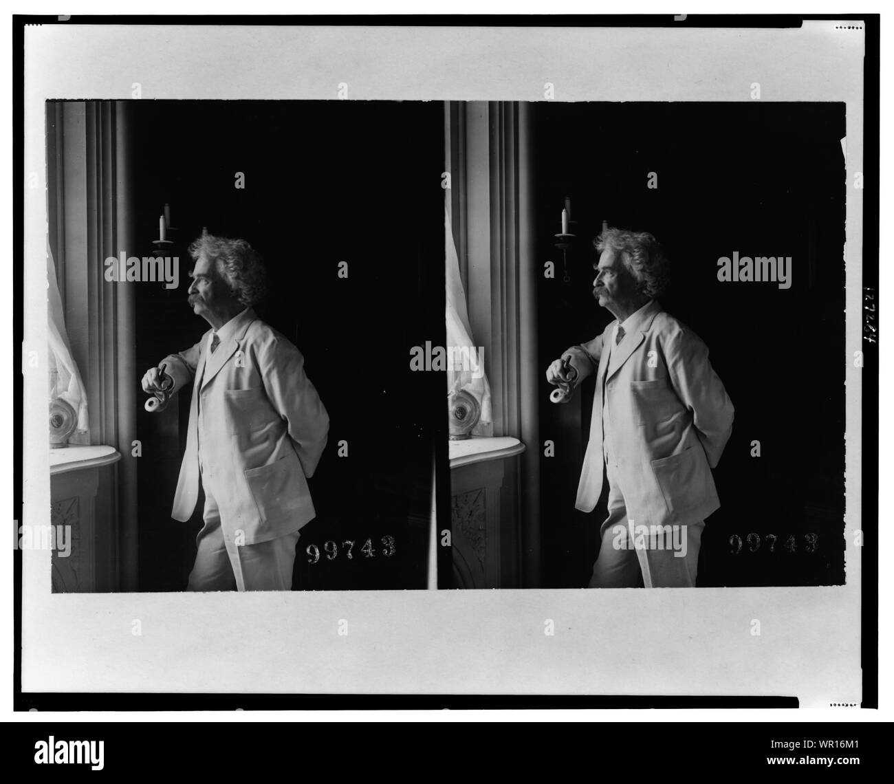 Mark Twain (Samuel Langhorne Clemens), drei-viertel länge Portrait, Fenster, nach links Stockfoto