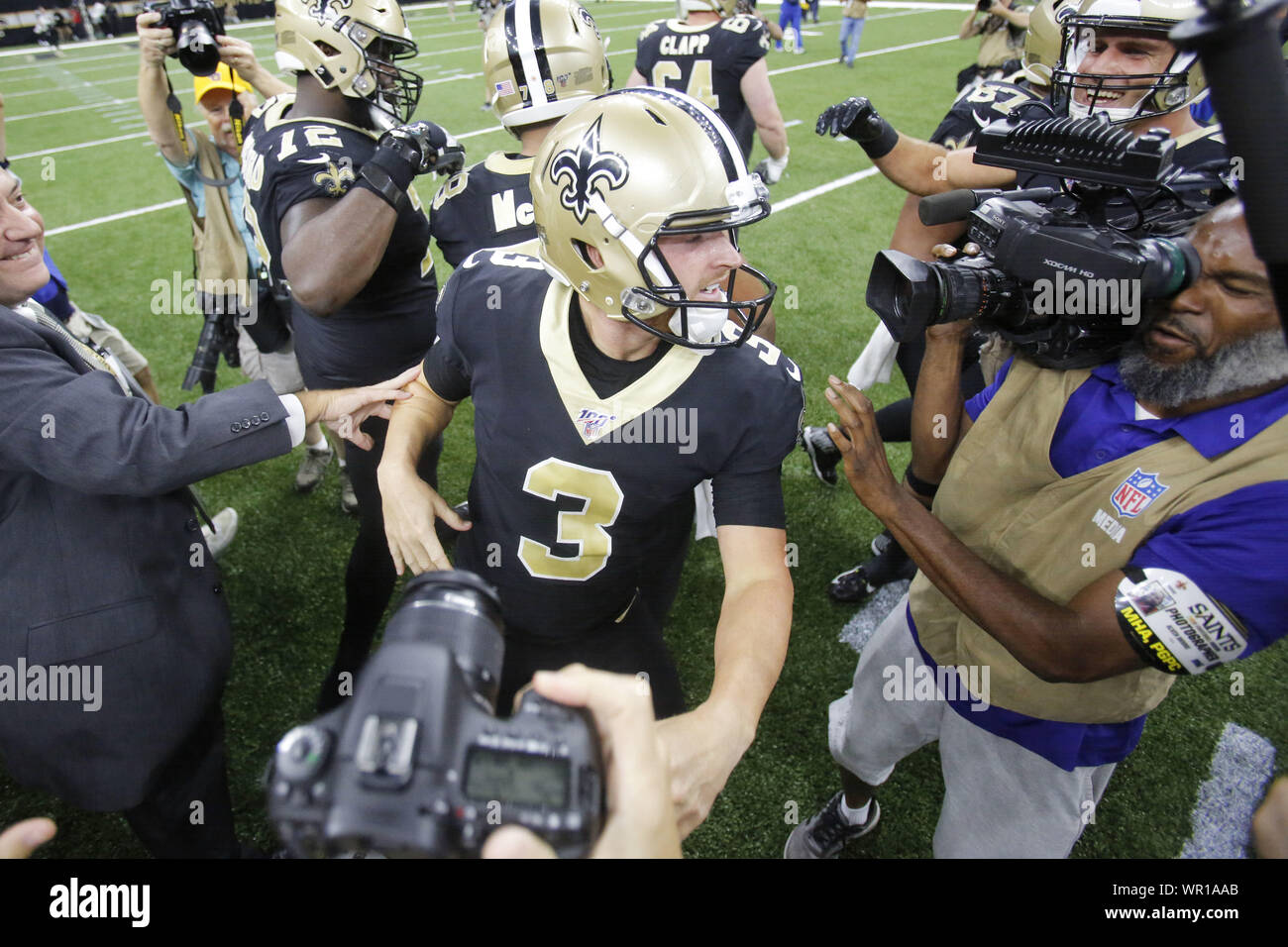 New Orleans, Louisiana, USA. 9 Sep, 2019. New Orleans Saints kicker Wil Lutz (Mitte) wird von Spielern und Medien nach der gewinnenden Feld Ziel in den letzten Sekunden der Partie gegen die Houston Texans in New Orleans, Louisiana, USA Am 9. September 2019. Die Heiligen schlagen die Texans 30-28. Credit: Dan Anderson/ZUMA Draht/Alamy leben Nachrichten Stockfoto