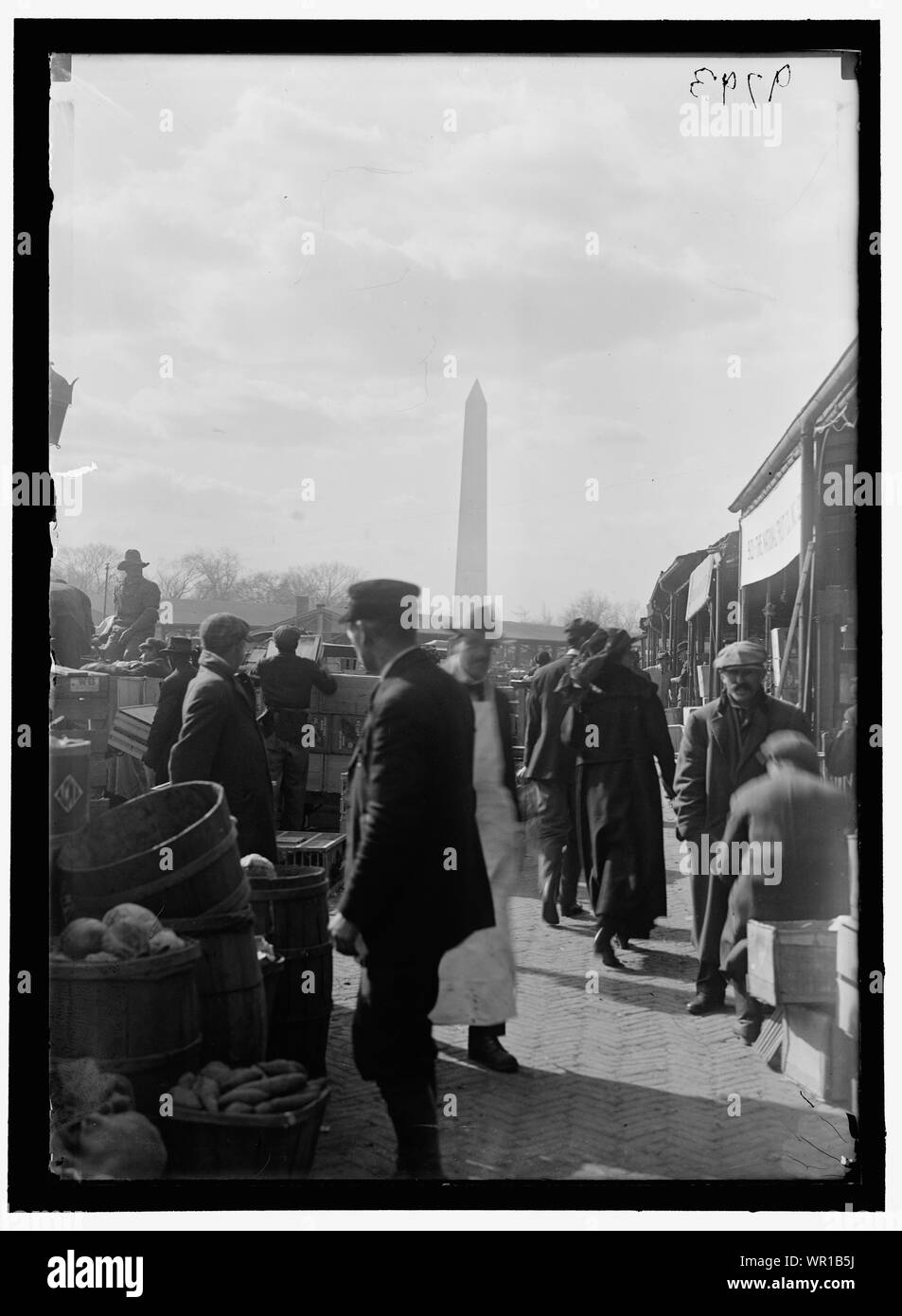 Markt; Washington Monument im Hintergrund Stockfoto