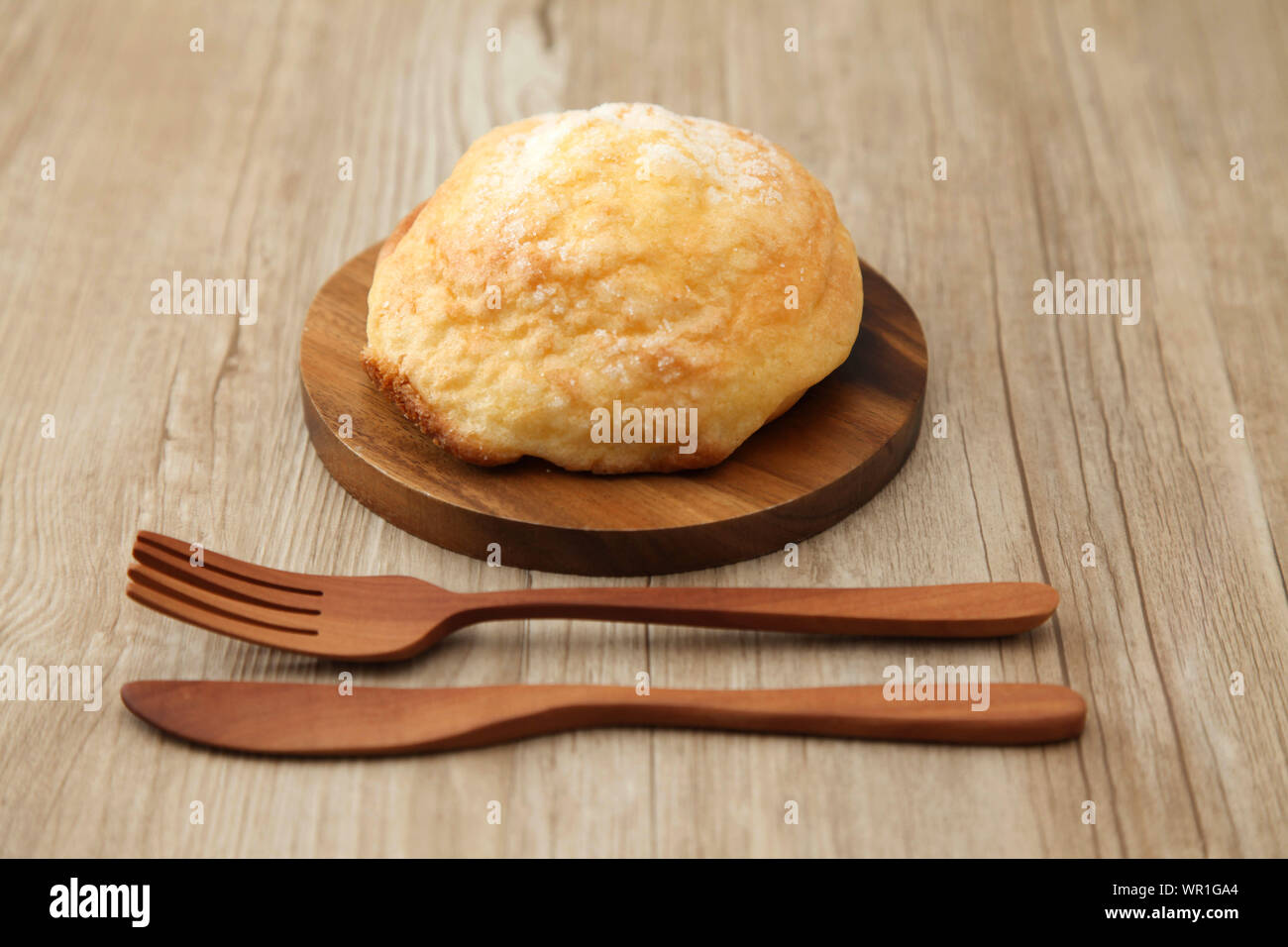 Zucker Brot melon Pan auf Holzplatte Gabel Messer closeup auf Tabelle isoliert Stockfoto