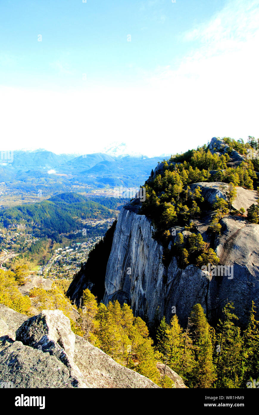 Herrliche Sicht auf den zweiten Gipfel der Stawamus Chief Mountain, der zweitgrößte Monolith aus Granit von der Welt, und Squamish Tal im Hintergrund, Stockfoto