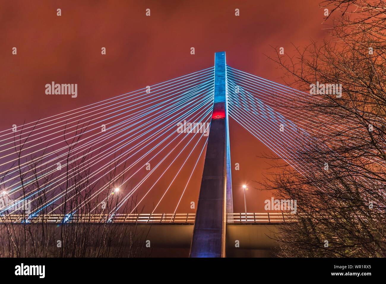Low Angle Blick auf das beleuchtete Mary Mcaleese Boyne Valley Brücke gegen Sky Stockfoto